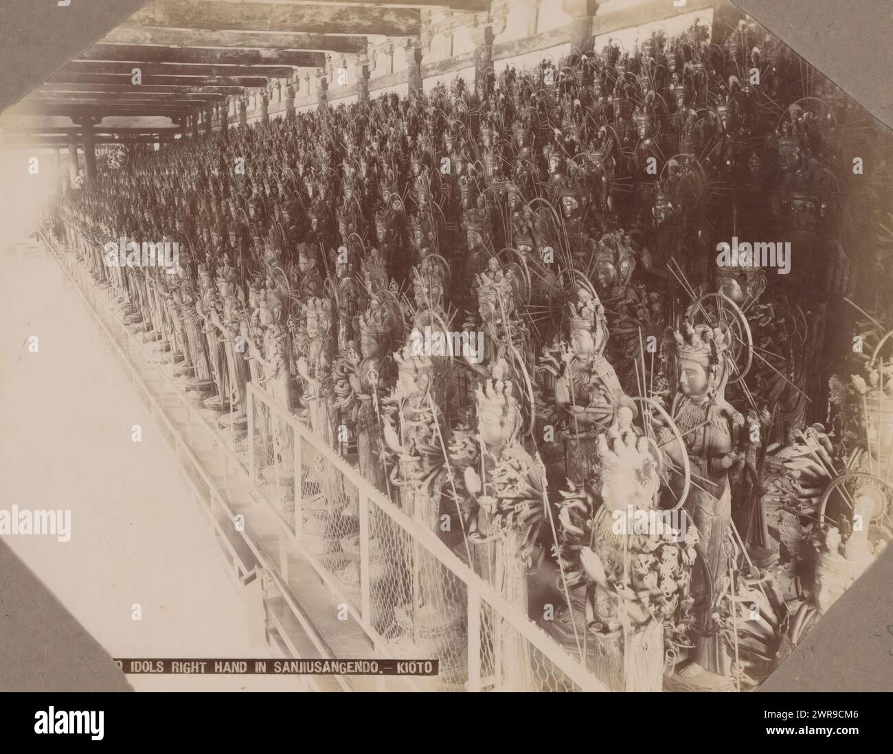 Statues en bois de la déesse Kannon dans le temple Sanjusangen-do à Kyoto, Japon, cette photo fait partie d'un album., anonyme, Kyoto, v. 1890 - en 1903 ou avant, papier, impression albumine, hauteur 215 mm × largeur 275 mm, photographie Banque D'Images