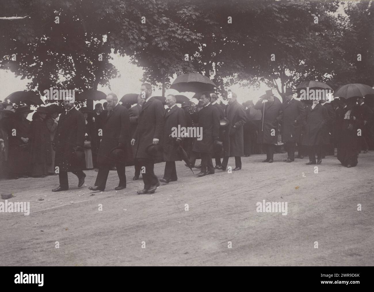 Funérailles de Gustav Mahler à Vienne, cortège funéraire avec Alphons Diepenbrock derrière le cercueil funéraire., R. Lechner (Wilh. Müller), Vienne, mai-1911, papier baryta, hauteur 107 mm × largeur 150 mm, hauteur 148 mm × largeur 193 mm, photographie Banque D'Images