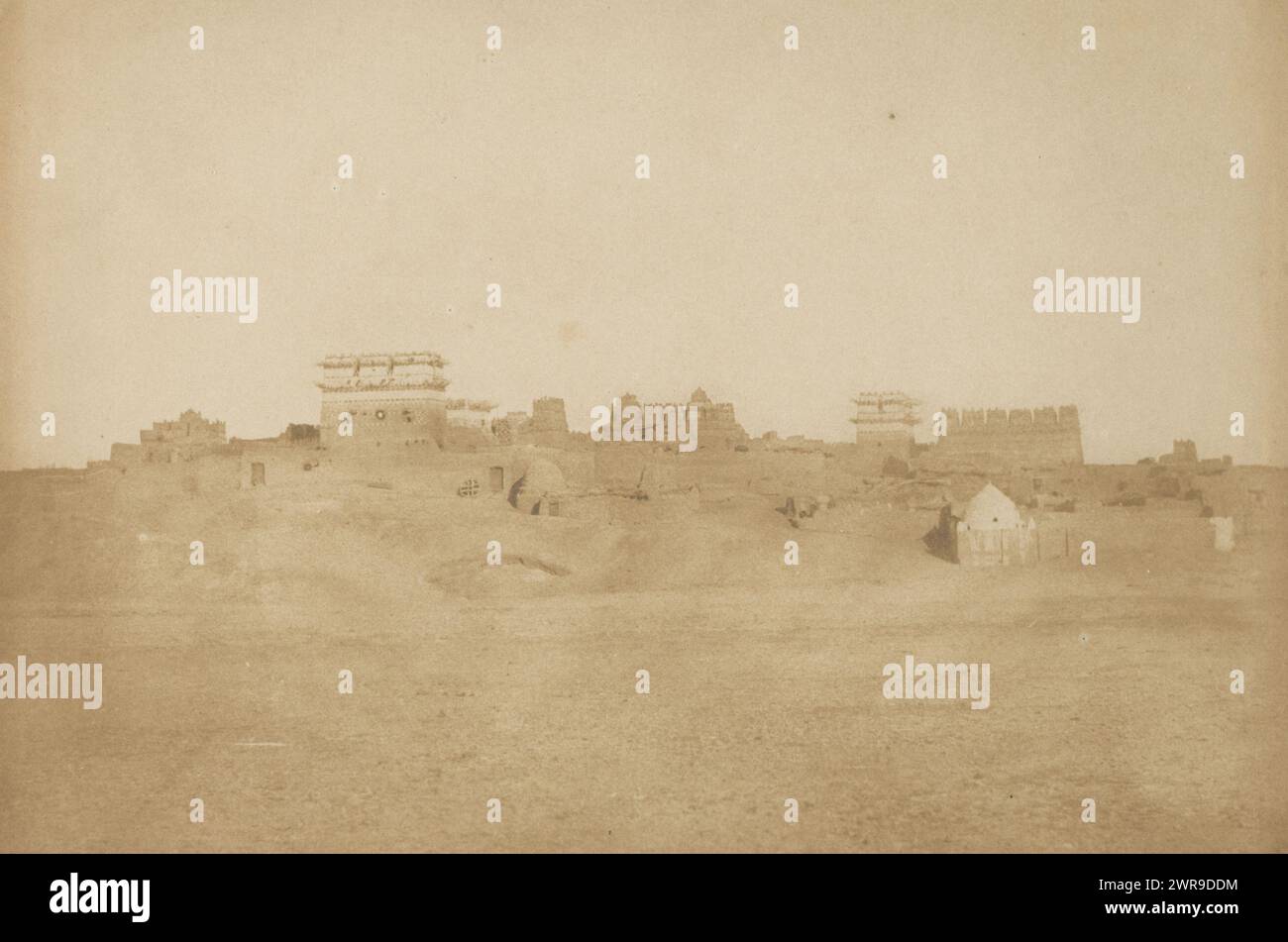 Vue de Louxor, Louxor (titre sur objet), Ernest Benecke, (attribué à), Louxor, 1852, support photographique, tirage papier salé, hauteur 140 mm × largeur 211 mm, photographie Banque D'Images