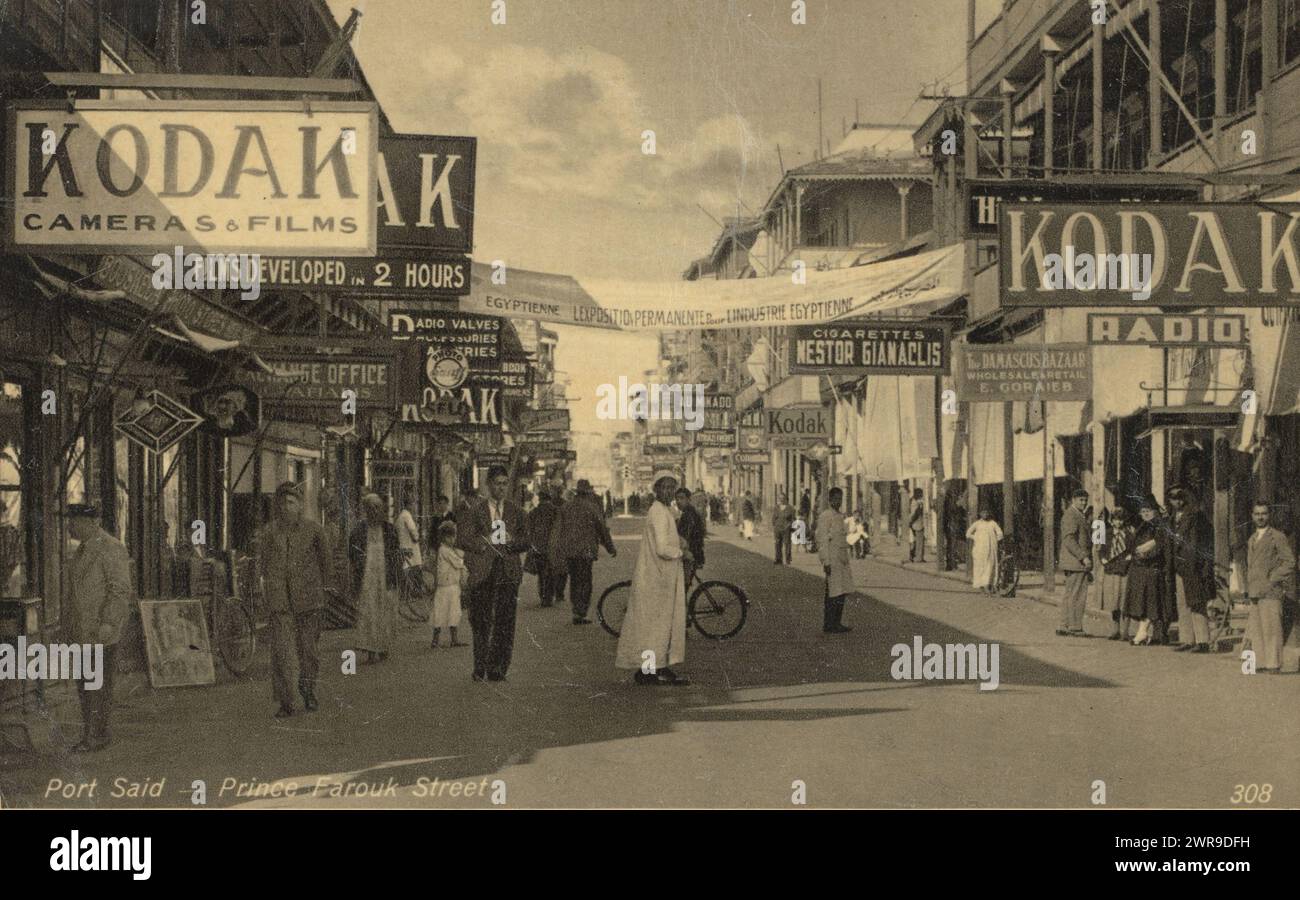 Le Bureau commercial oriental, le Bureau commercial oriental (Port Said), Prins Farouk Street à Port Saïd, Egypte, avec de la publicité pour Kodak à gauche et à droite., anonyme, Port Saïd, c. 1930, papier, hauteur 83 mm × largeur 134 mm, hauteur 90 mm × largeur 141 mm, photographie Banque D'Images