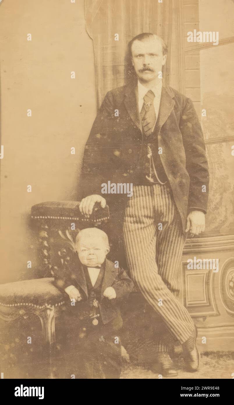 Portrait de deux hommes, Portrait de deux hommes, dont un avec un nanisme. Cette photo fait partie d'un album., P. Siewers & Zoon, Pieter Siewers, 1860 - 1880, support photographique, tirage albumen, hauteur 84 mm × largeur 51 mm, photographie Banque D'Images