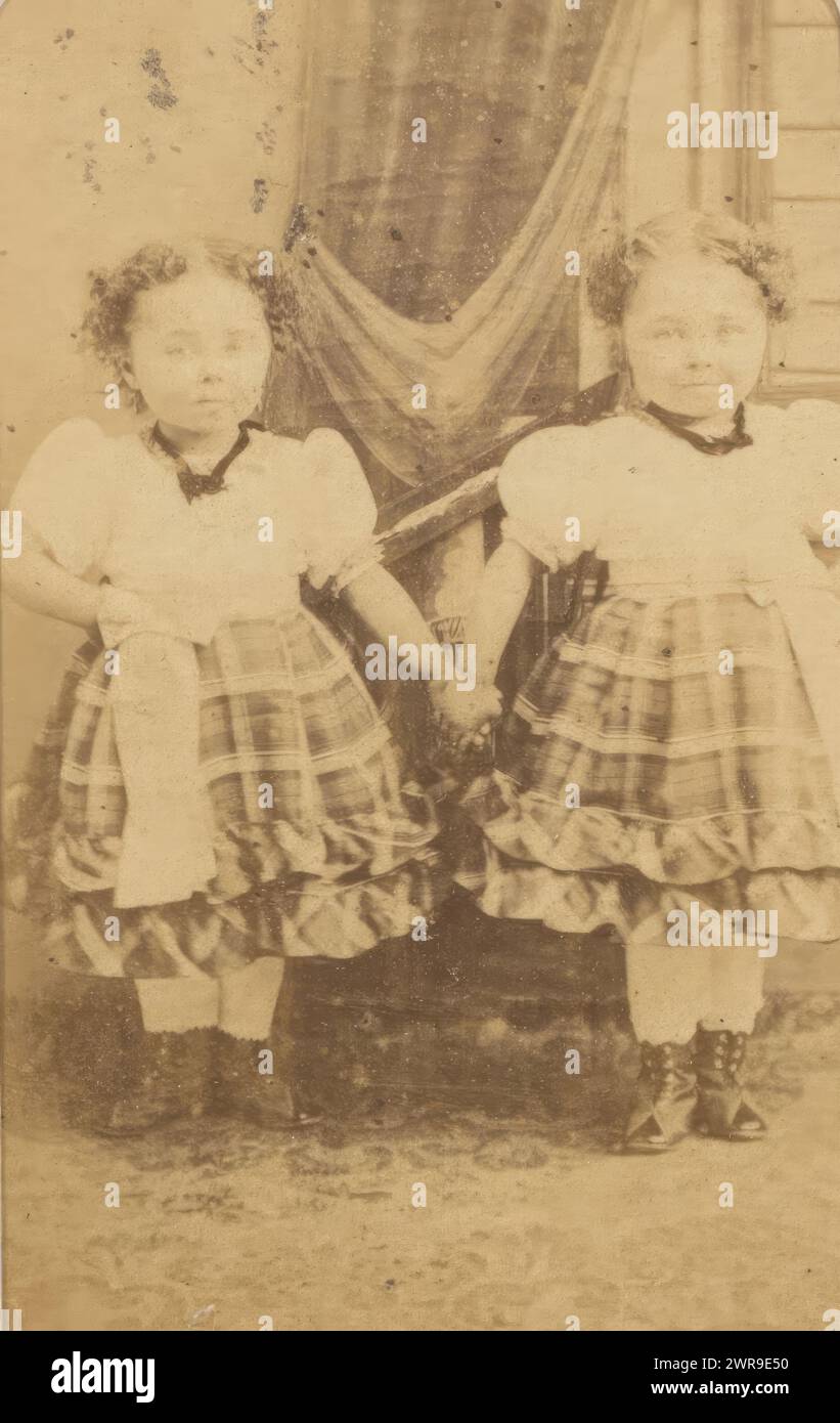 Portrait de deux filles, Portrait de deux filles avec le nanisme. Cette photo fait partie d'un album., P. Siewers & Zoon, Pieter Siewers, 1860 - 1880, support photographique, tirage albumen, hauteur 84 mm × largeur 51 mm, photographie Banque D'Images