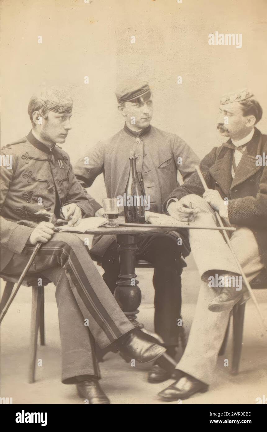 Portrait de trois hommes à une table, cette photo fait partie d'un album., J. Remde, Eisenach, 1850 - 1880, carton, tirage à l'albumen, hauteur 81 mm × largeur 52 mm, photographie Banque D'Images