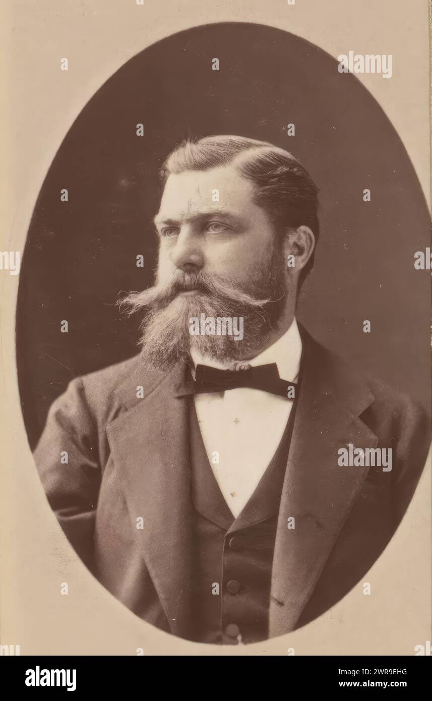Portrait d'un homme moustache et barbe, cette photo fait partie d'un album., Alphonse-Justin Liébert, Paris, 1880 - 1900, carton, tirage à l'albumen, hauteur 84 mm × largeur 50 mm, photographie Banque D'Images