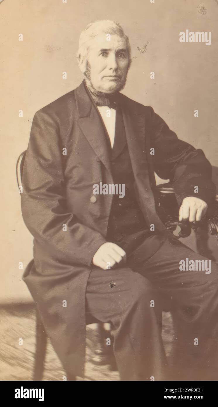 Portrait d'un homme assis à une table, appelé entrepreneur, cette photo fait partie d'un album., Kornelis Willem Schorteldoek, Gorinchem, 1855 - 1885, carton, tirage à l'albumen, hauteur 82 mm × largeur 50 mm, photographie Banque D'Images