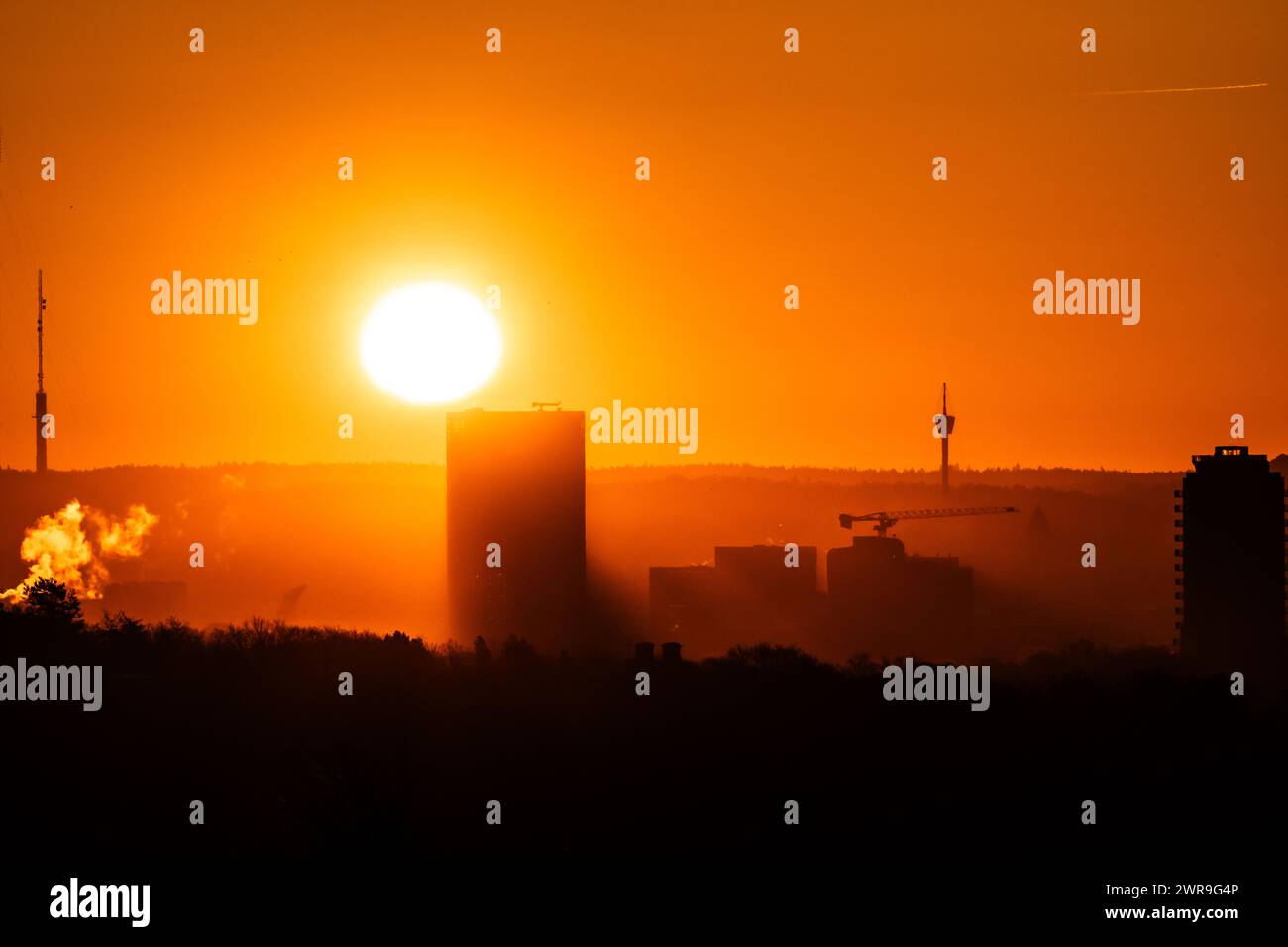 Gothenburg, Suède - 07 mars 2024 : le soleil se lève derrière un grand hôtel Banque D'Images