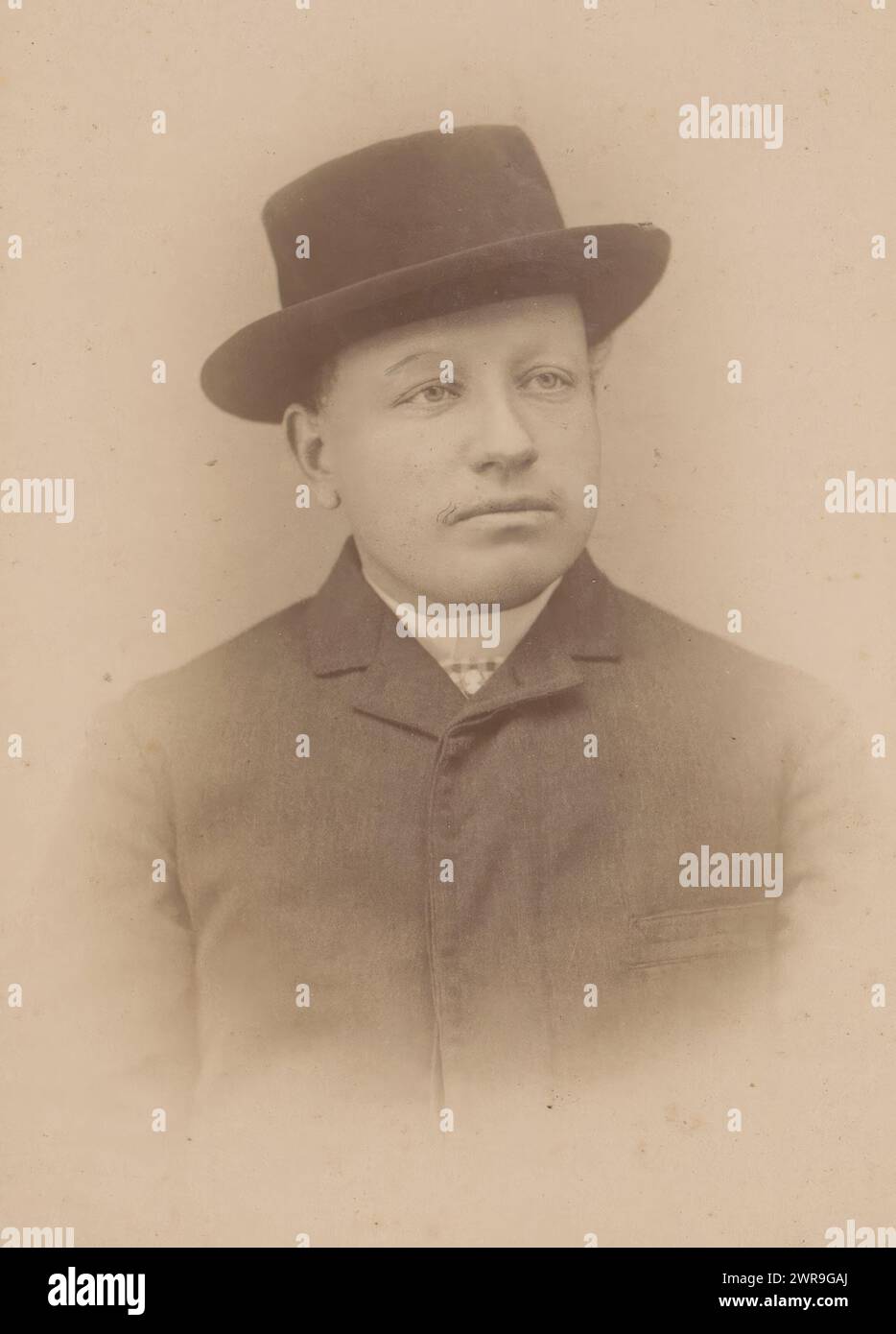 Portrait d'un homme avec chapeau, cette photo fait partie d'un album., A. Kit, Indo-Chine, 1880 - 1900, carton, tirage à l'albumen, hauteur 138 mm × largeur 98 mm, photographie Banque D'Images