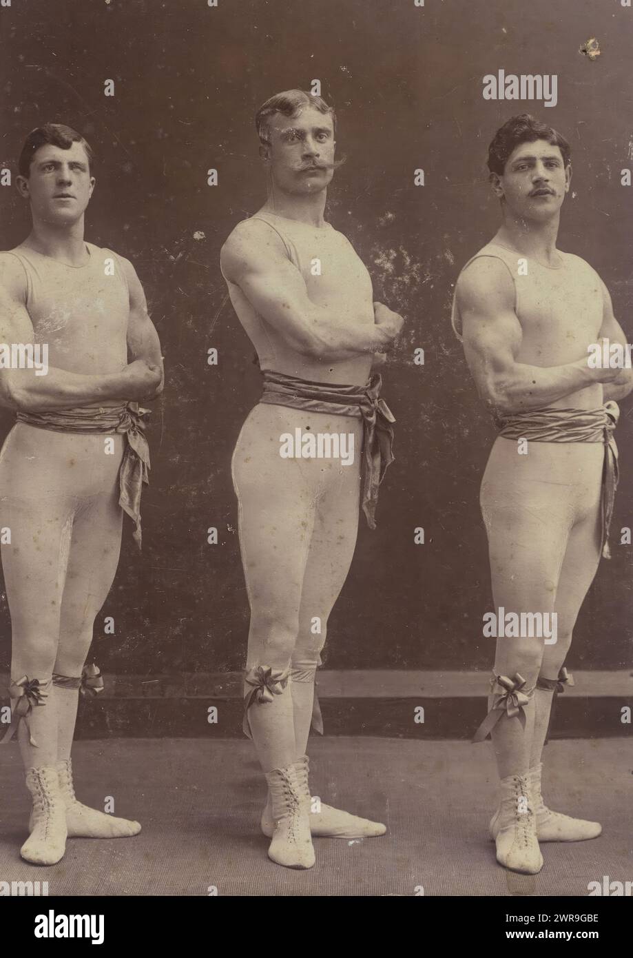 Portrait de groupe du Trio Orloff, trois hommes en tenue de sport, cette photo fait partie d'un album., anonyme, 1880 - 1900, support photographique, hauteur 137 mm × hauteur 97 mm, photographie Banque D'Images