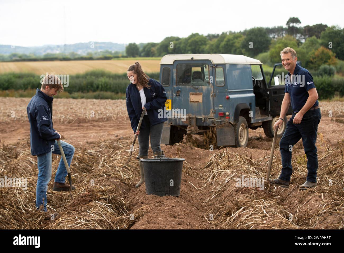 19/09/21 l/R : Johnny, Kitty et Anthony Froggatt. 30 secondes avant le démarrage. Un fermier et sa famille creusent profondément pour essayer de briser leur objectif de pulli Banque D'Images