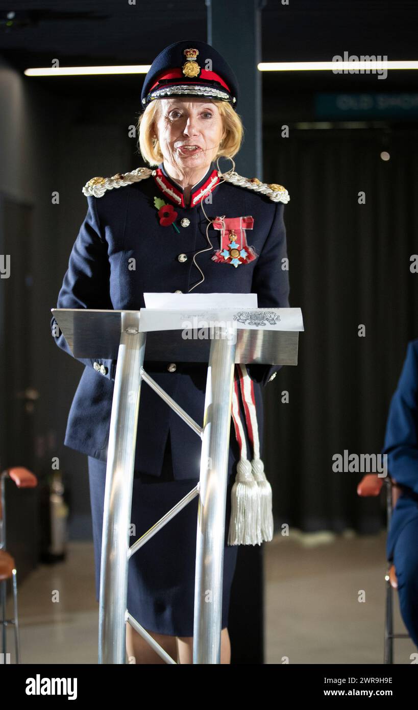 12/11/21 SM Lord-Lieutenant du Derbyshire, MRS Elizabeth Fothergill, CBE, présente officiellement les représentants de MasterMover, le Prix de la Reine pour Banque D'Images