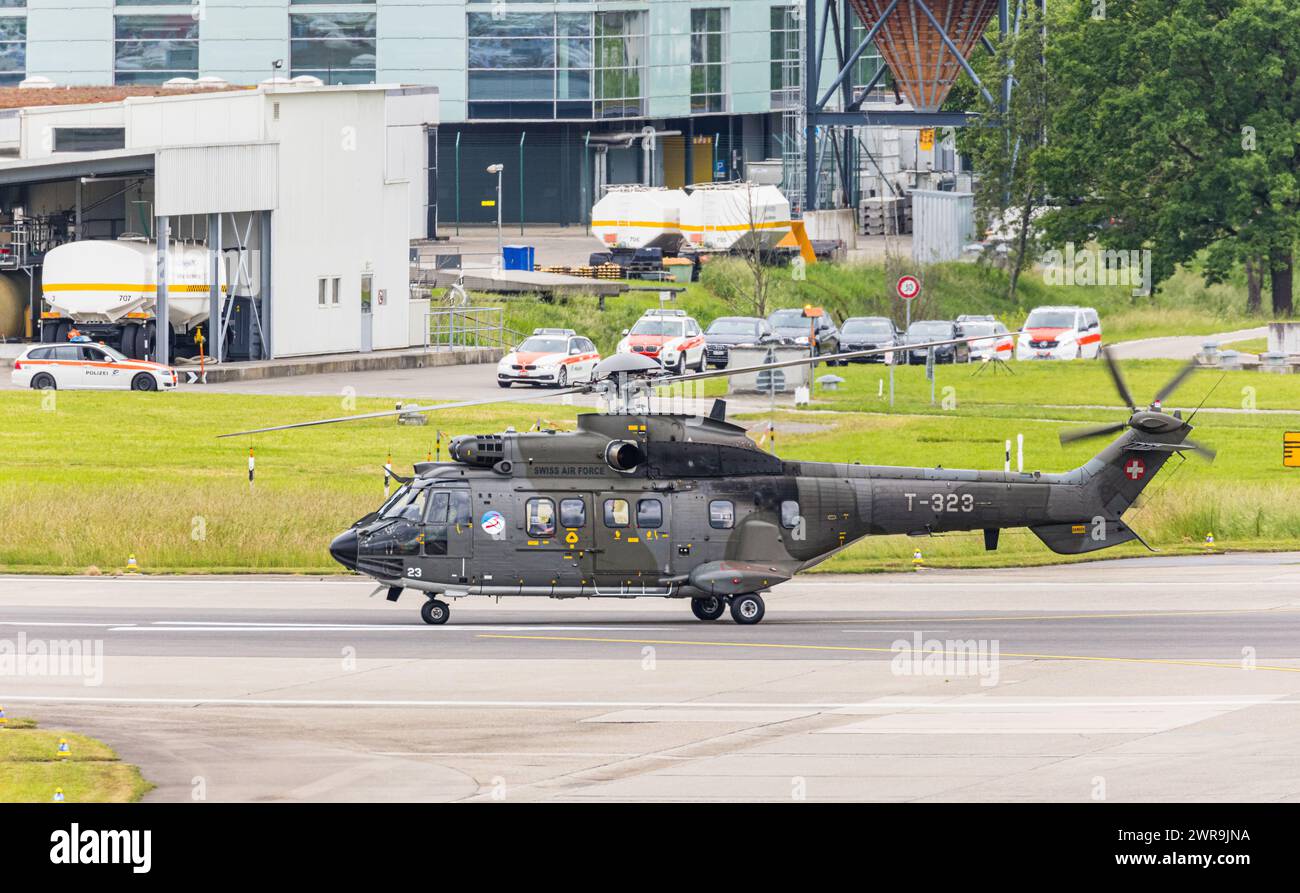 Ein Super Puma des Typs Aerospatiale AS 332, heute Airbus Helicopters H215 der Schweizer Luftwaffe fliegt vom Flughafne Zürich weg in Richtung WEF Aus Banque D'Images