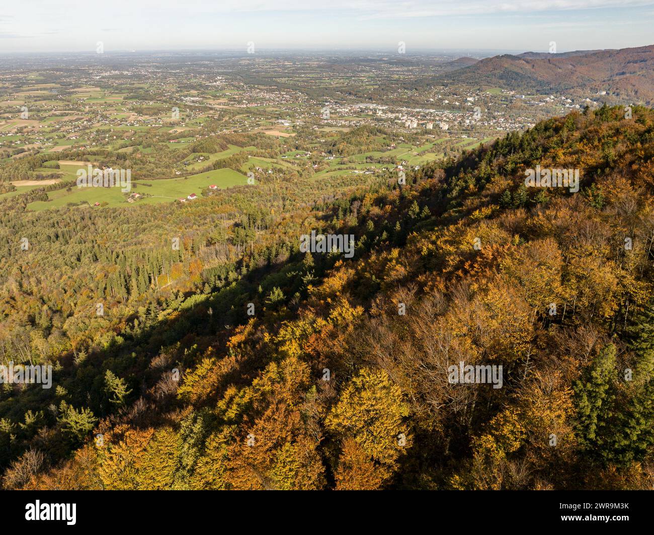 Wielka Czantoria et Mala Czantoria colline dans les montagnes Beskid Slaski en Pologne. Montagnes Beskid pendant la journée de fin d'automne avec ciel clair. Colline polonaise mou Banque D'Images