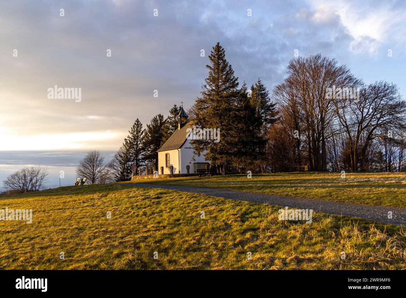 Abendstimmung im Taunus Die Abendsonne scheint auf die Landschaft an der Gertrudis-Kapelle in Oberreifenberg., Schmitten Hessen Deutschland *** ambiance du soir dans le Taunus le soleil du soir brille sur le paysage à Chapelle Gertrudis à Oberreifenberg , Schmitten Hessen Allemagne Banque D'Images