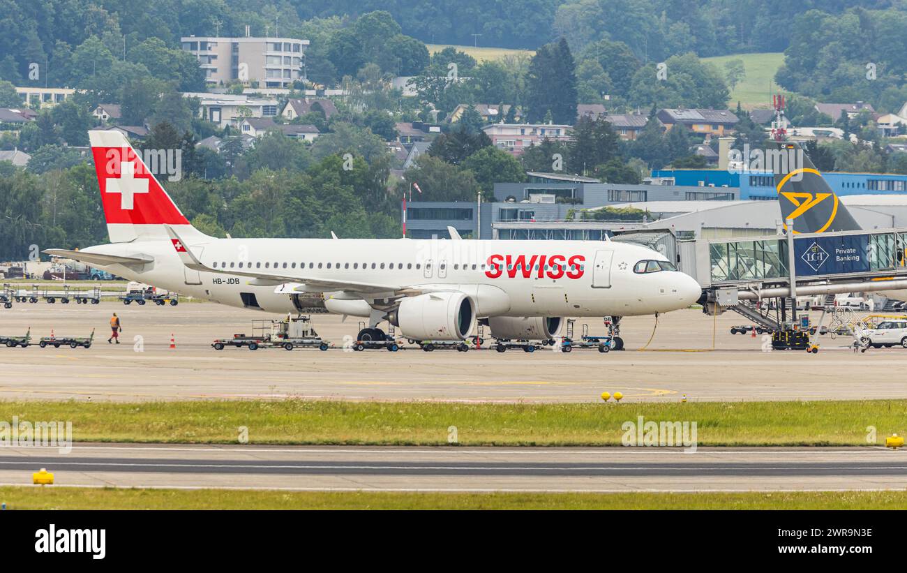 Ein Airbus A320-271N (Airbus A320neo) von Swiss International Airlines wird Am terminal abgefertig. Enregistrement HB-JDB. (Zürich, Schweiz, 06.08.2022) Banque D'Images