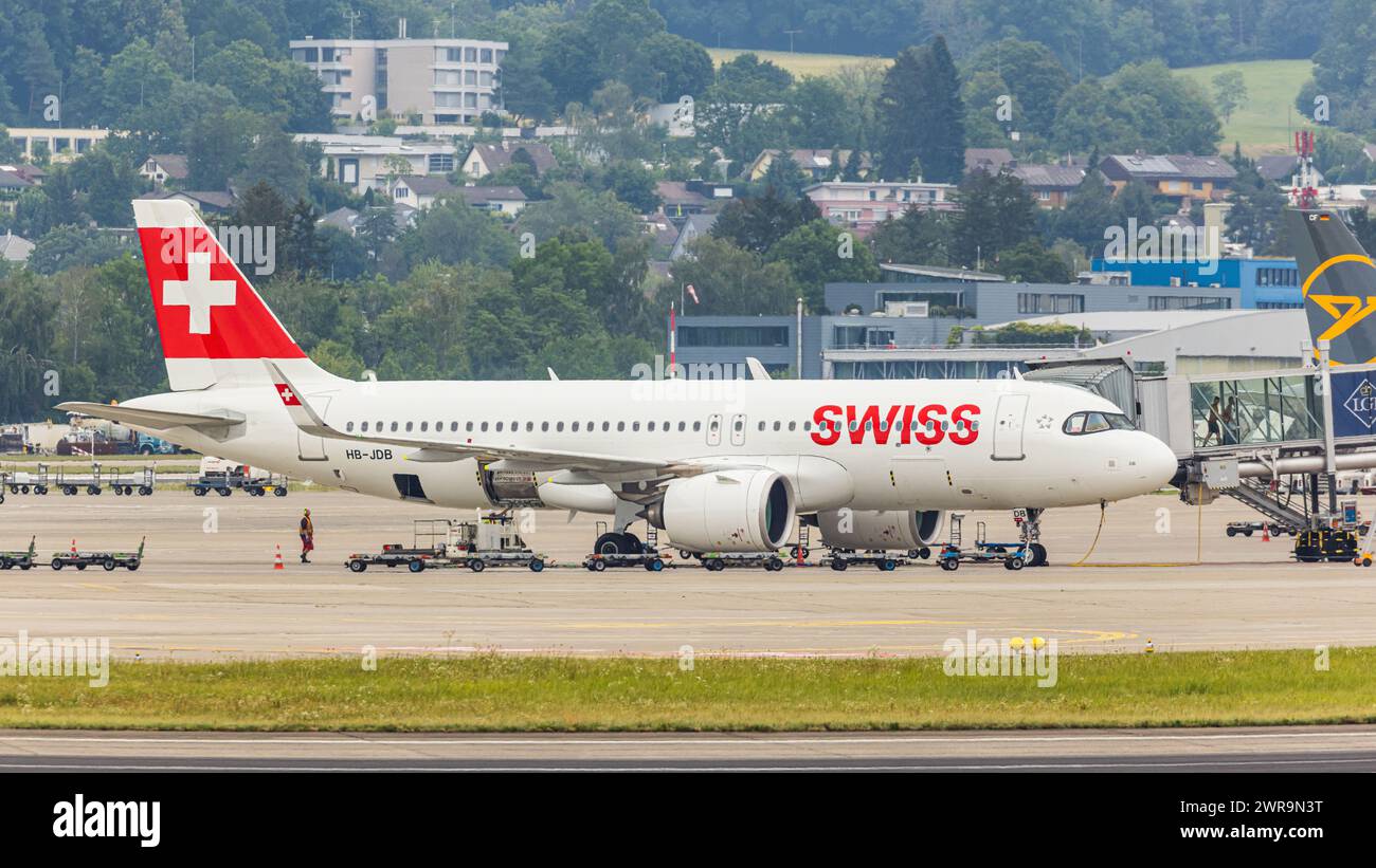 Ein Airbus A320-271N (Airbus A320neo) von Swiss International Airlines wird Am terminal abgefertig. Enregistrement HB-JDB. (Zürich, Schweiz, 06.08.2022) Banque D'Images