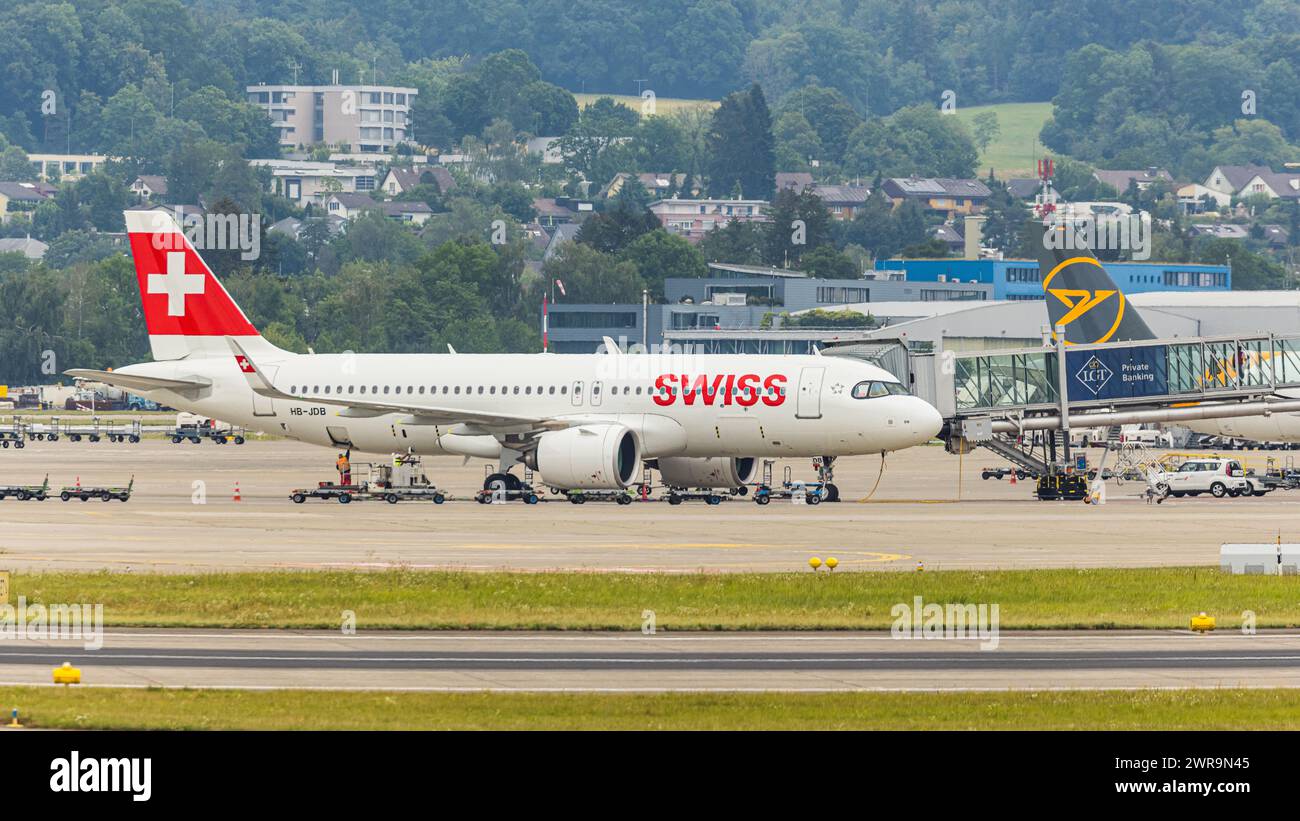 Ein Airbus A320-271N (Airbus A320neo) von Swiss International Airlines wird Am terminal abgefertig. Enregistrement HB-JDB. (Zürich, Schweiz, 06.08.2022) Banque D'Images