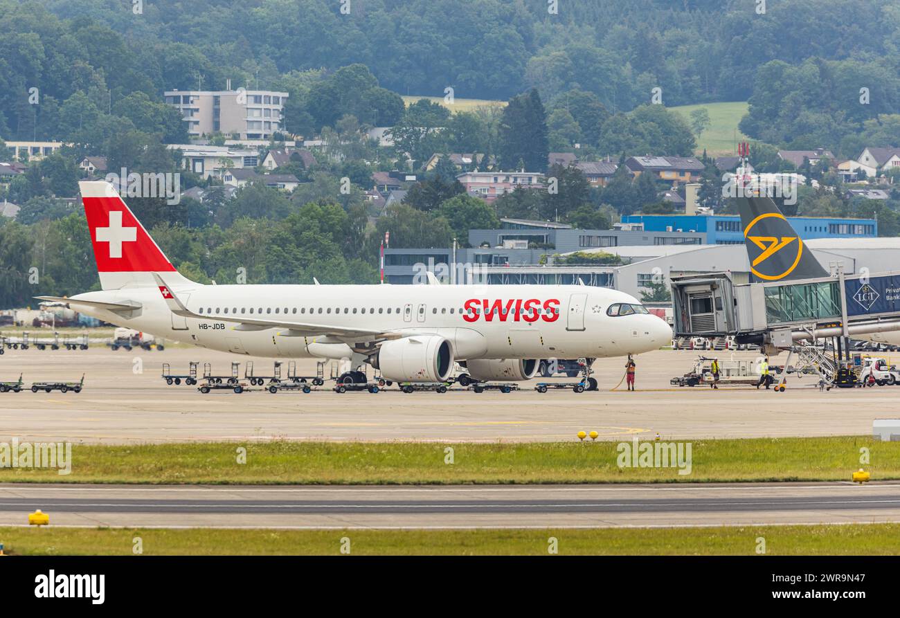 Ein Airbus A320-271N (Airbus A320neo) von Swiss International Airlines wird Am terminal abgefertig. Enregistrement HB-JDB. (Zürich, Schweiz, 06.08.2022) Banque D'Images