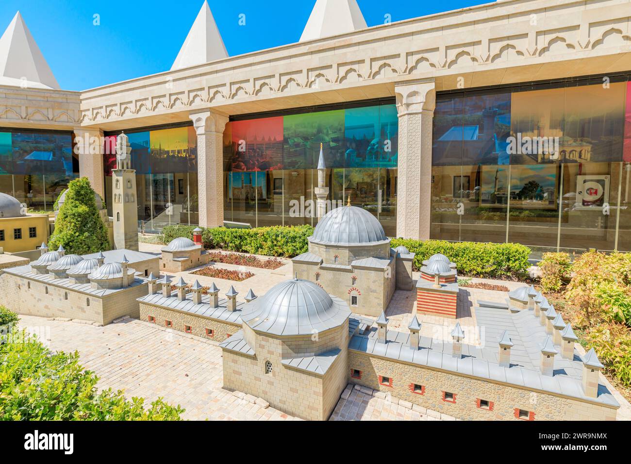 Konya, Turquie - août 5,2023 : le musée Konya Panorama présente des répliques miniatures des célèbres mosquées turques, vues d'un point de vue de dessus. Banque D'Images