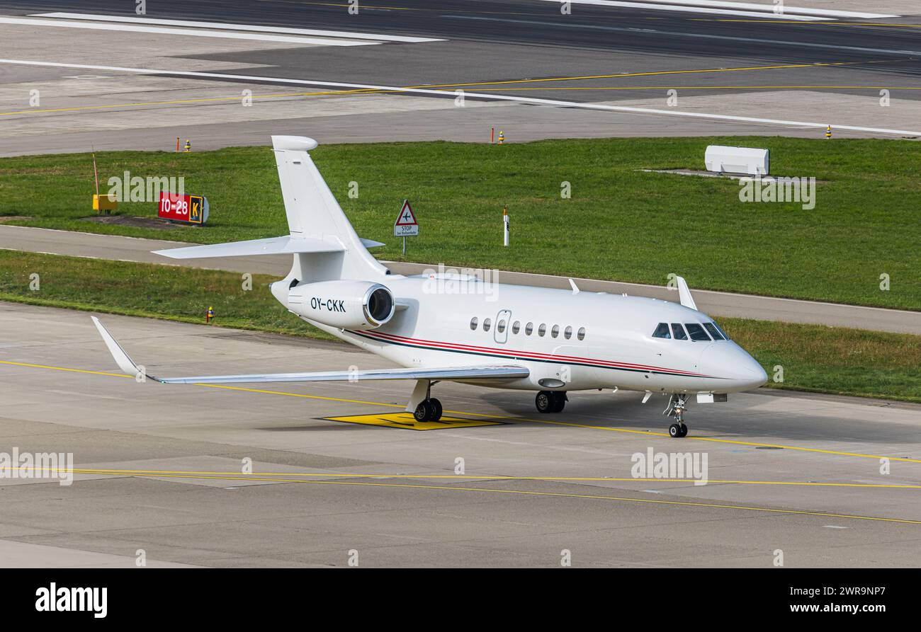 Ein Dassault Falcon 2000LXS von Air Alsie Rollt nach der Landung auf dem Flughafen Zürich zum Standplatz. Enregistrement OY-CKK. (Zürich, Schweiz, 23,10 Banque D'Images