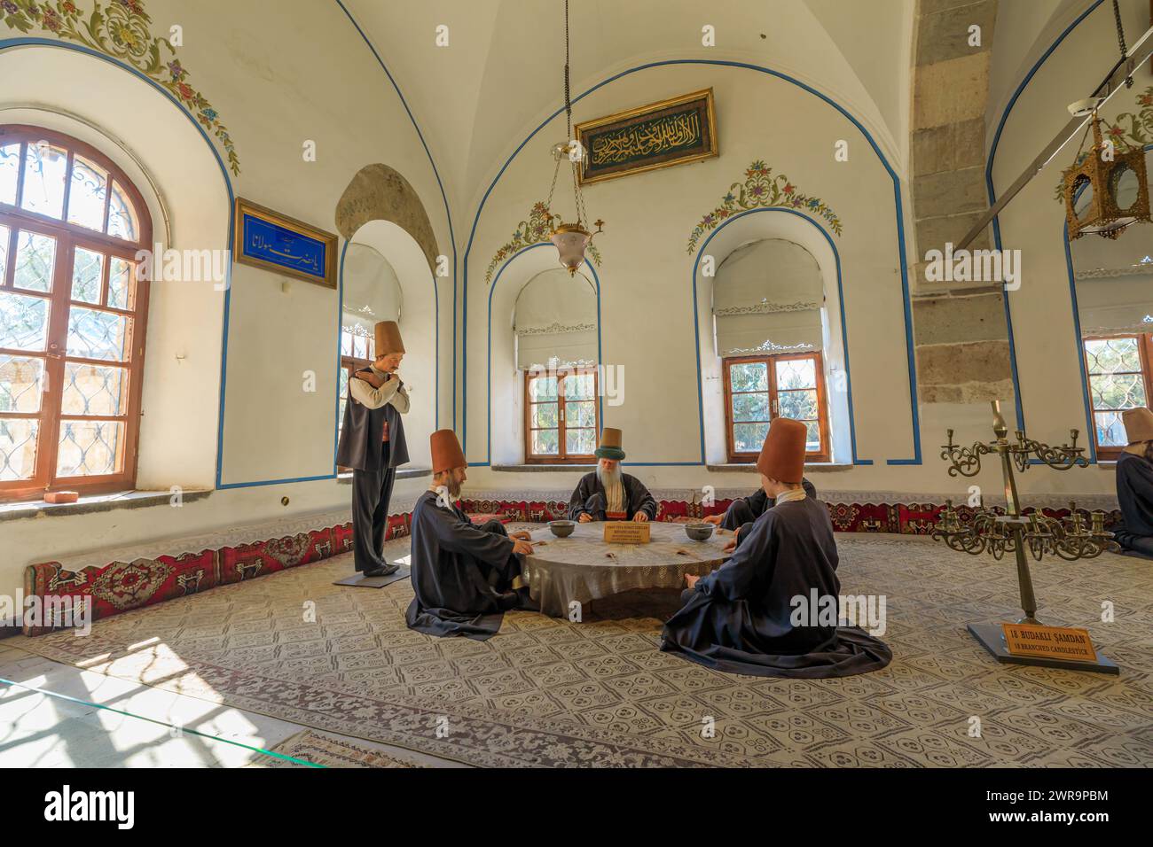 Konya, Turquie - août 5,2023 : intérieur du musée Mevlana avec des modèles de personnes derviches et leur style de vie. L'une des caractéristiques les plus captivantes du musée Banque D'Images