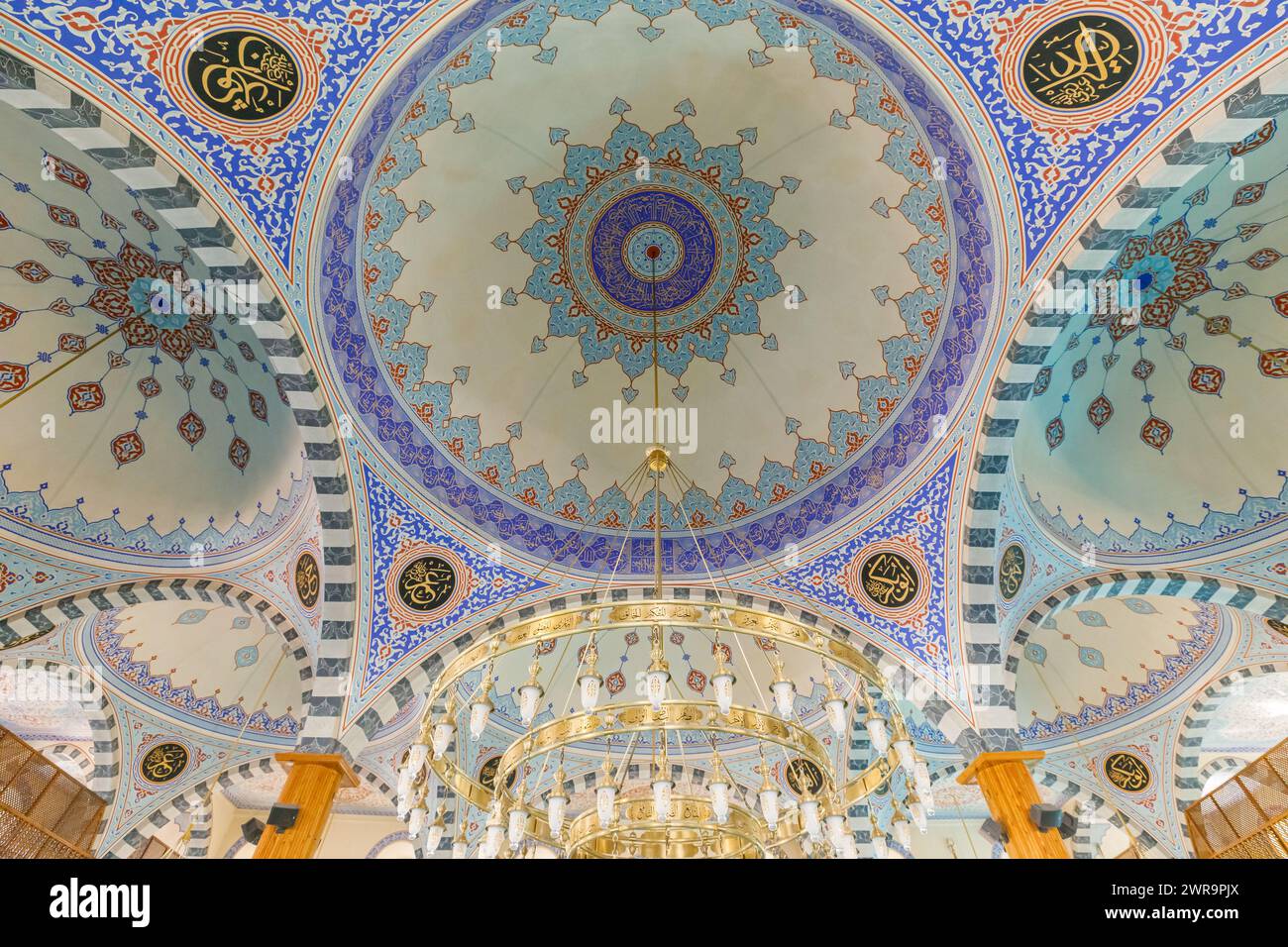 Konya, Turquie - août 5,2023 : la mosquée Kapu Camii témoigne de l'artisanat islamique. Motifs géométriques élaborés, arabesques méticuleusement sculptées Banque D'Images