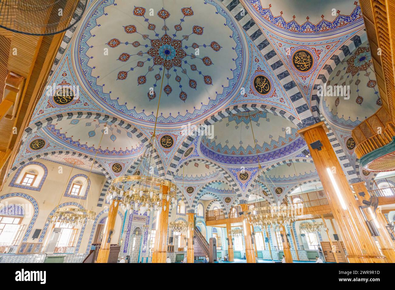 Konya, Turquie - août 5,2023 : plafond de la mosquée Kapu Camii, avec des arches et des dômes sont ornés de muqarnas, décoratif tridimensionnel complexe Banque D'Images