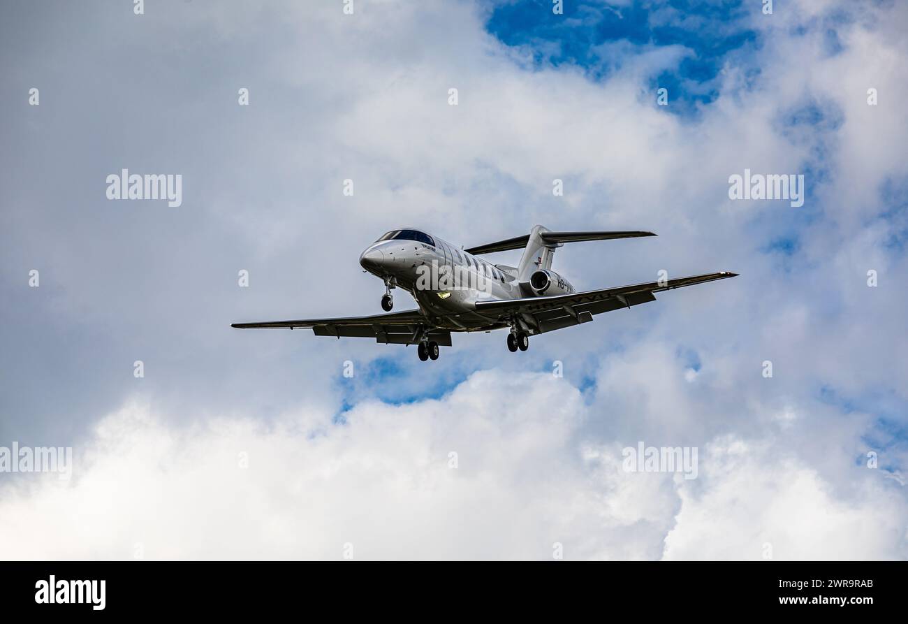 Ein Pilatus PC-24 von CAT Aviation befindet sich im Landeanflug auf den Flughafen Zürich. Immatrikulation HB-VVU. (Zürich, Schweiz, 02.10.2022) Banque D'Images