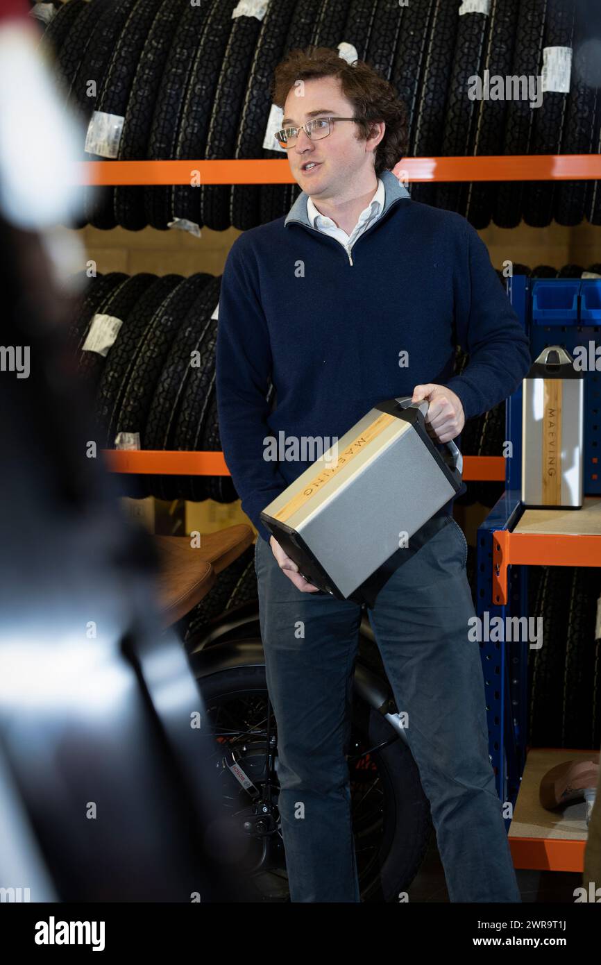 04/03/22 l/R : le PDG et co-fondateur de Maeving, Will Stirrup (29), tient une batterie du RM1. Maeving Motorcycles, Coventry. Histoire complète ici : https:/ Banque D'Images