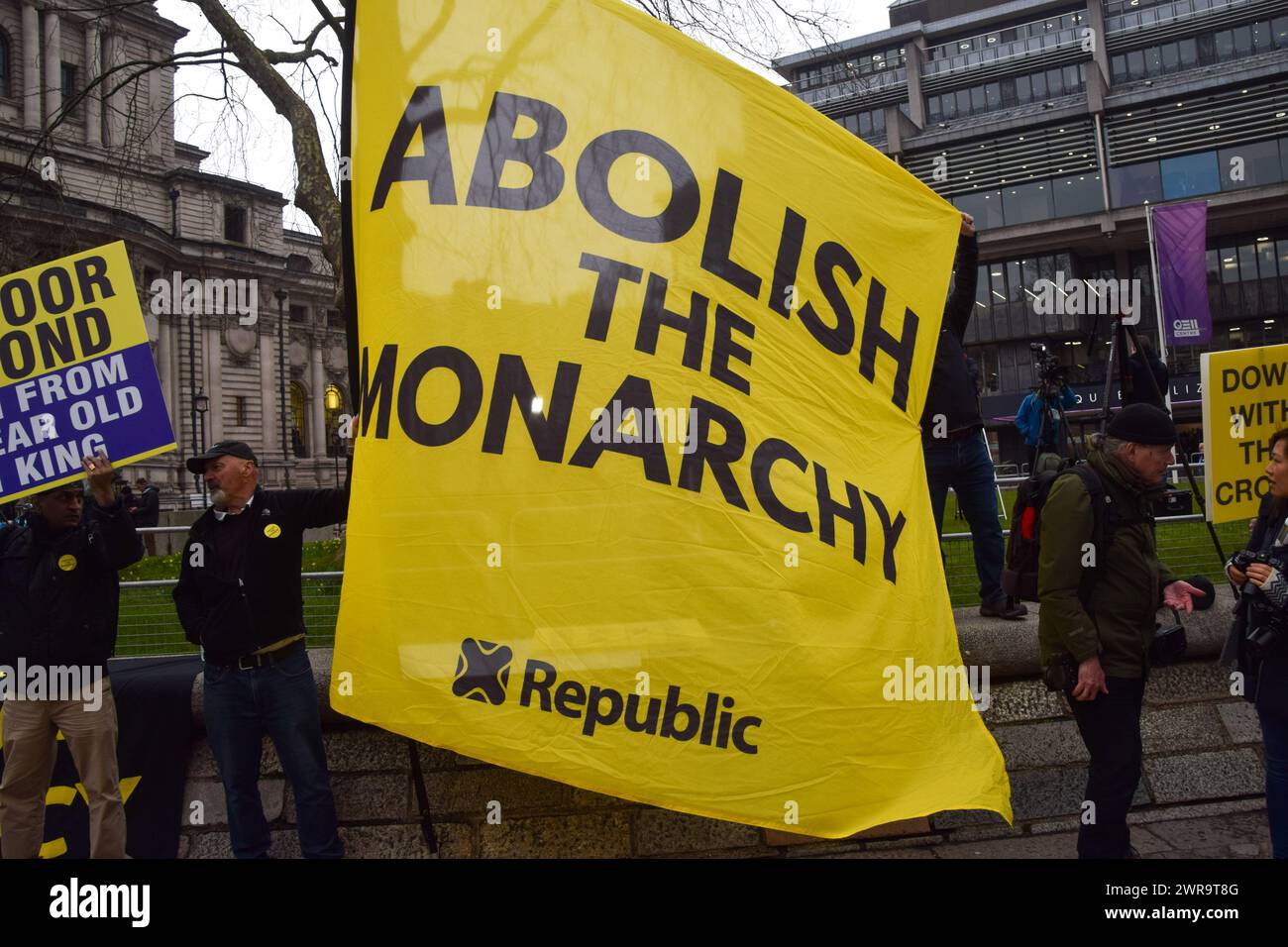 Londres, Royaume-Uni. 11 mars 2024. Les manifestants portent la bannière « abolir la monarchie » pendant la manifestation. Les manifestants anti-monarchie du groupe Republic se sont rassemblés devant l'abbaye de Westminster alors que des membres de la famille royale arrivaient pour commémorer le jour du Commonwealth. Crédit : SOPA images Limited/Alamy Live News Banque D'Images