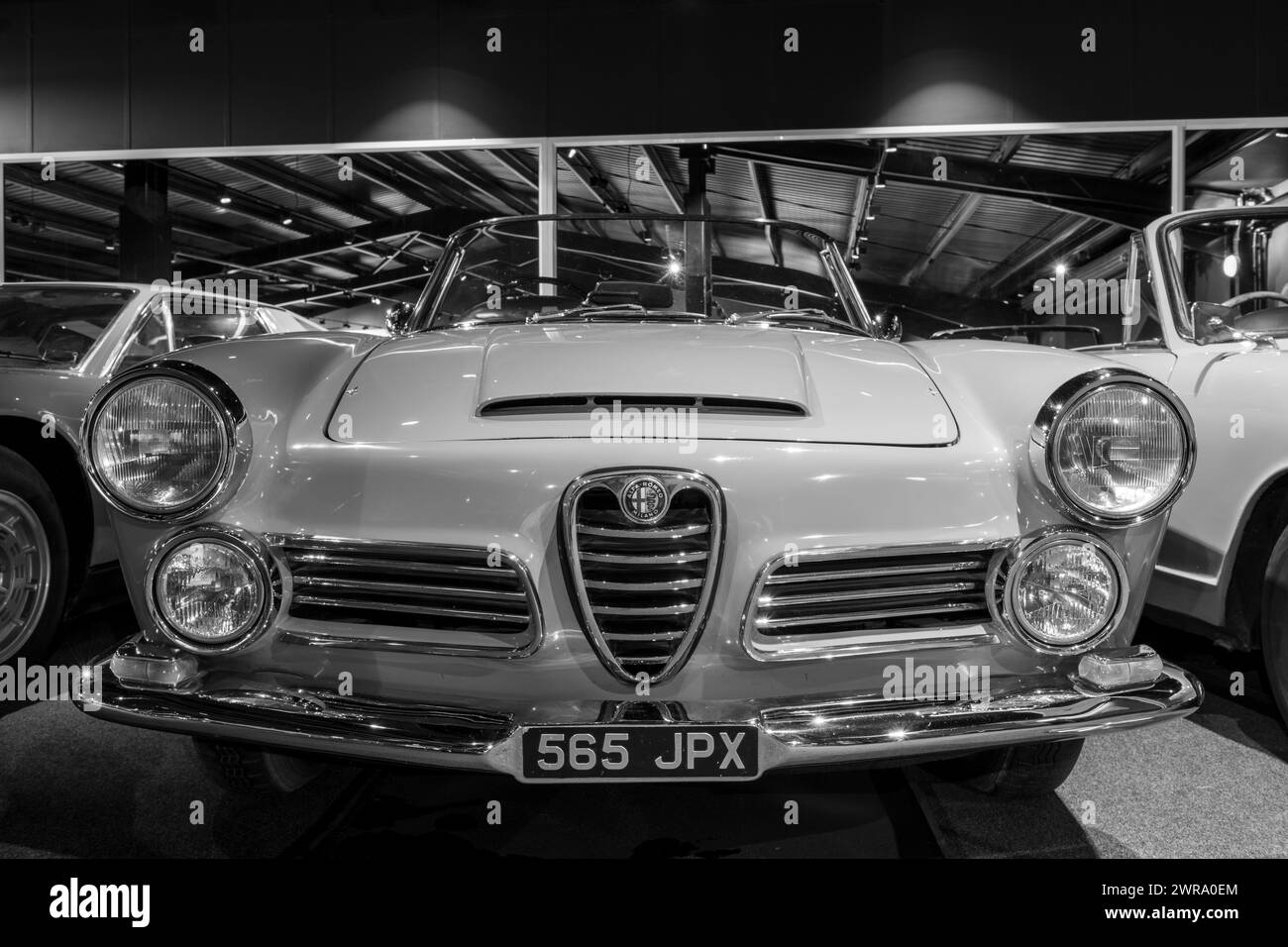 Sparkford.Somerset.United Kingdom.7 janvier 2024.une Alfa Romeo 2600 Spider de 1963 est exposée au Haynes Motor Museum de Somerset Banque D'Images