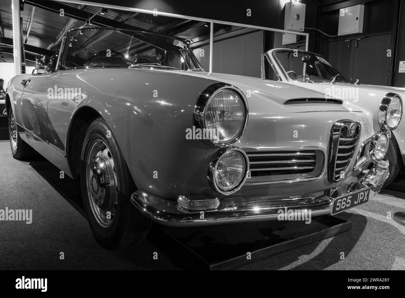Sparkford.Somerset.United Kingdom.7 janvier 2024.une Alfa Romeo 2600 Spider de 1963 est exposée au Haynes Motor Museum de Somerset Banque D'Images
