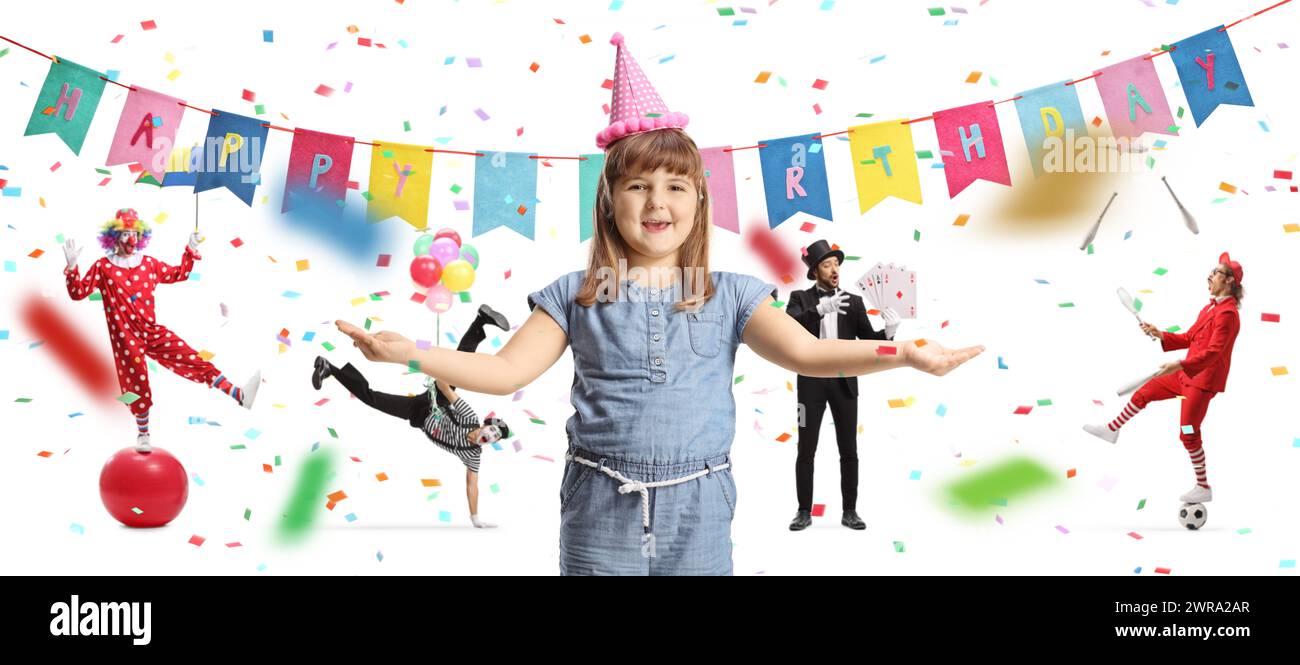 Fille d'anniversaire excitée à une célébration avec des clowns et des jongleurs isolés sur fond blanc Banque D'Images