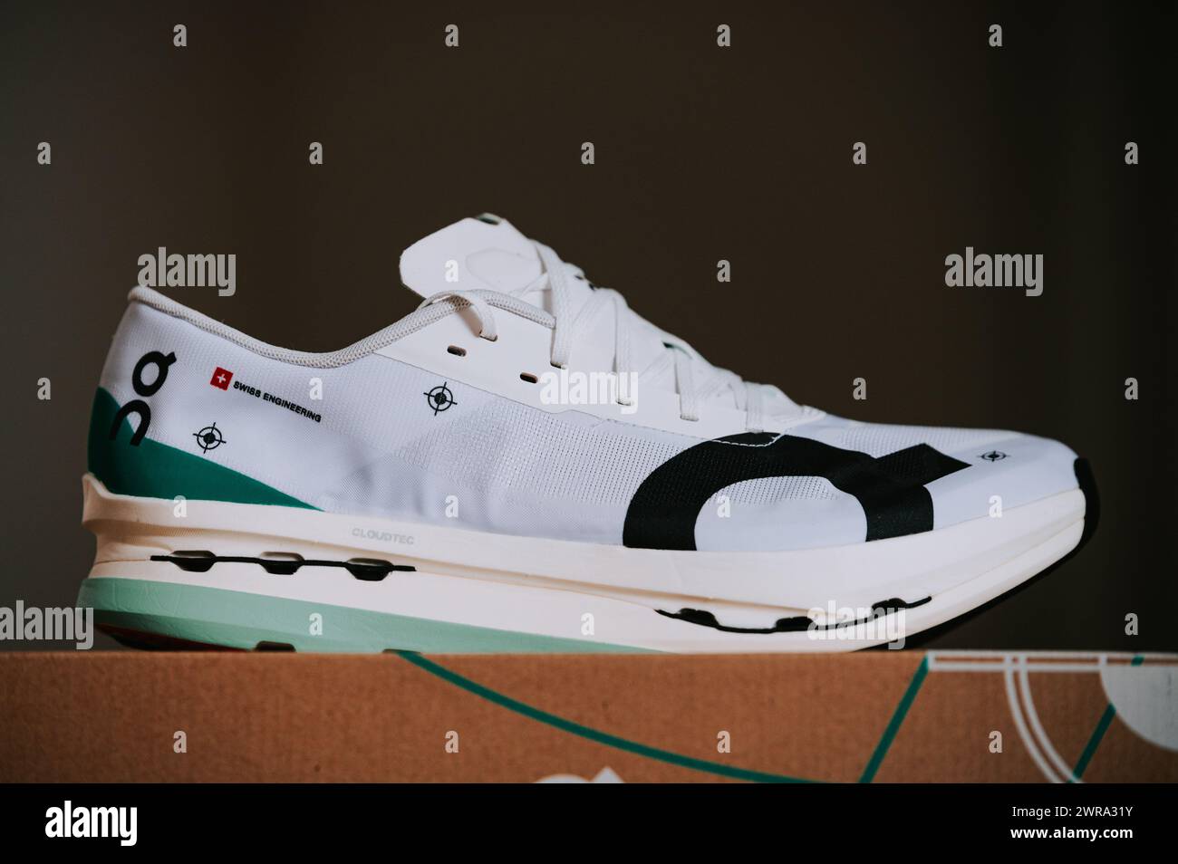 GENÈVE, SUISSE, 10 MARS. 2023 : sur Cloudboom Echo 3 Chaussures de course, performances dans les chaussures de course en carbone plaquées en Suisse Banque D'Images