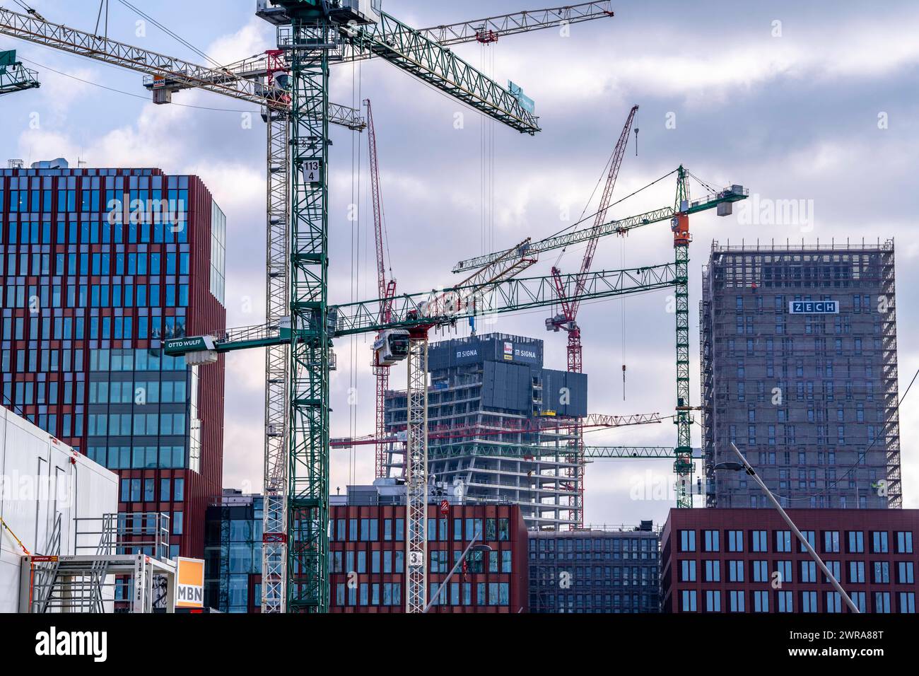 Baustellen im Osten der Hafencity Hamburg, Bürogebäude, neuer Stadtteil an der Elbe, auf dem Gelände des ehemaligen Freihafens, hier entstehen, bis in die 2030er Jahre, Wohneinheiten für 14,000 Menschen, 3000 Hotelbetten, 45,000 Arbeitsplätze, Hamburg, Deutschland Hamburg Hafencity *** chantiers de construction à l'est de Hafencity Hambourg, nouveau quartier sur l'Elbe, sur le site de l'ancien port franc, unités résidentielles pour 14 000 personnes, 3 000 lits d'hôtel, 45 000 emplois, Hambourg, Allemagne Hambourg Hafencity, à compléter d'ici les années 2030 Banque D'Images