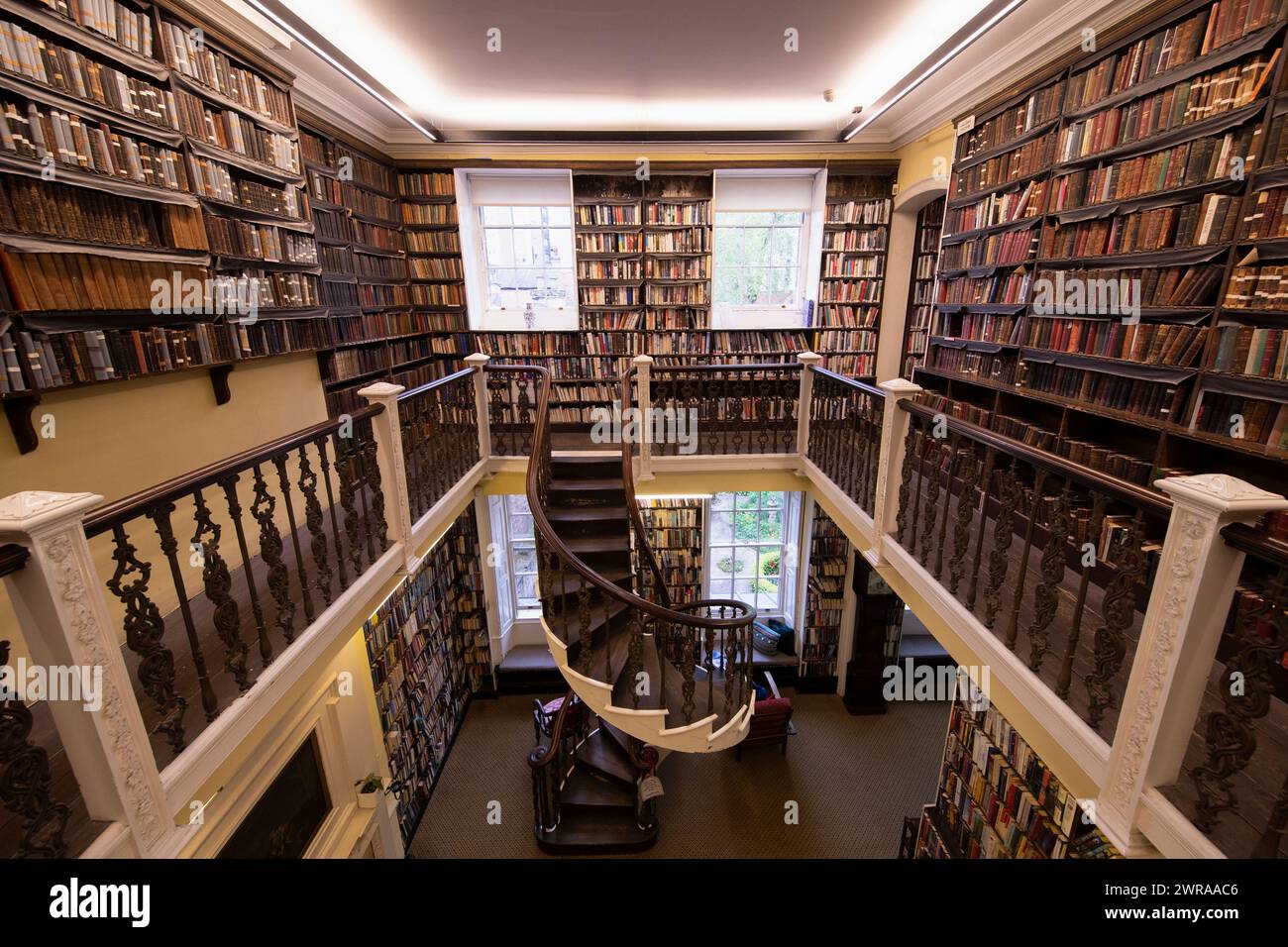 21/05/21 escalier en spirale qui aurait été ajouté en 1857. Les restaurateurs de livres reviennent au travail minutieux de réparation de livres anciens à Bromle Banque D'Images