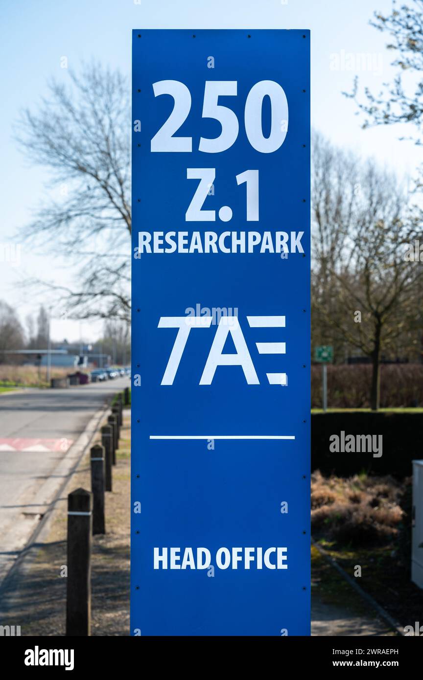 Zellik, Brabant flamand, Belgique 8 mars 2024 - panneau bleu du constructeur automobile TAE au parc de recherche Zellik Banque D'Images