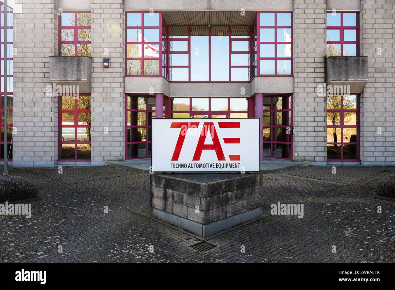Zellik, Brabant flamand, Belgique 8 mars 2024 - façade de la société TAE, une entreprise technologique de l'industrie automobile Banque D'Images
