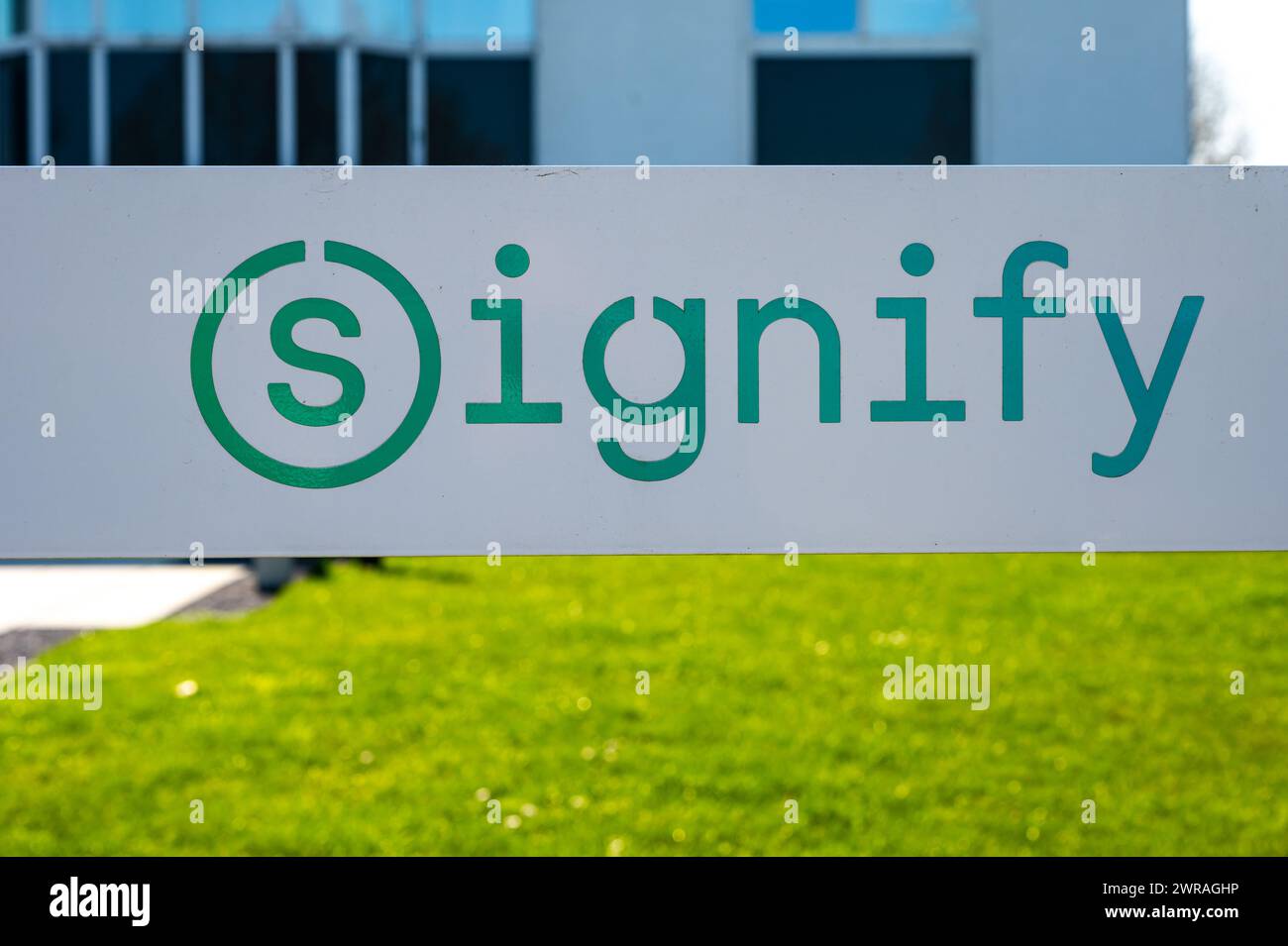 Zellik, Brabant flamand, Belgique 8 mars 2024 - signe et logo de la société Signify Banque D'Images