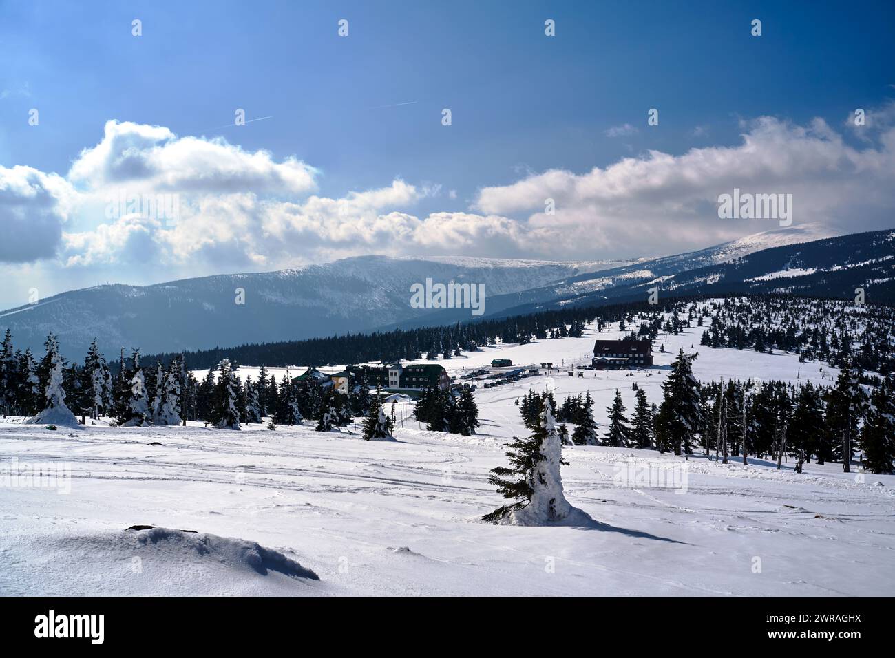 Abris touristiques sur un col en hiver dans les Monts des géants, Pologne Banque D'Images