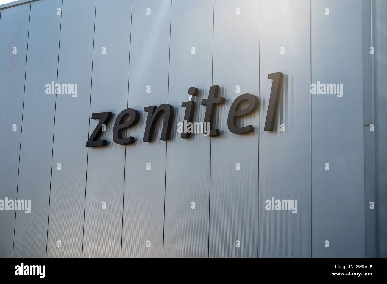 Zellik, Brabant flamand, Belgique 8 mars 2024 - logo de la société Zenitel télécom Banque D'Images