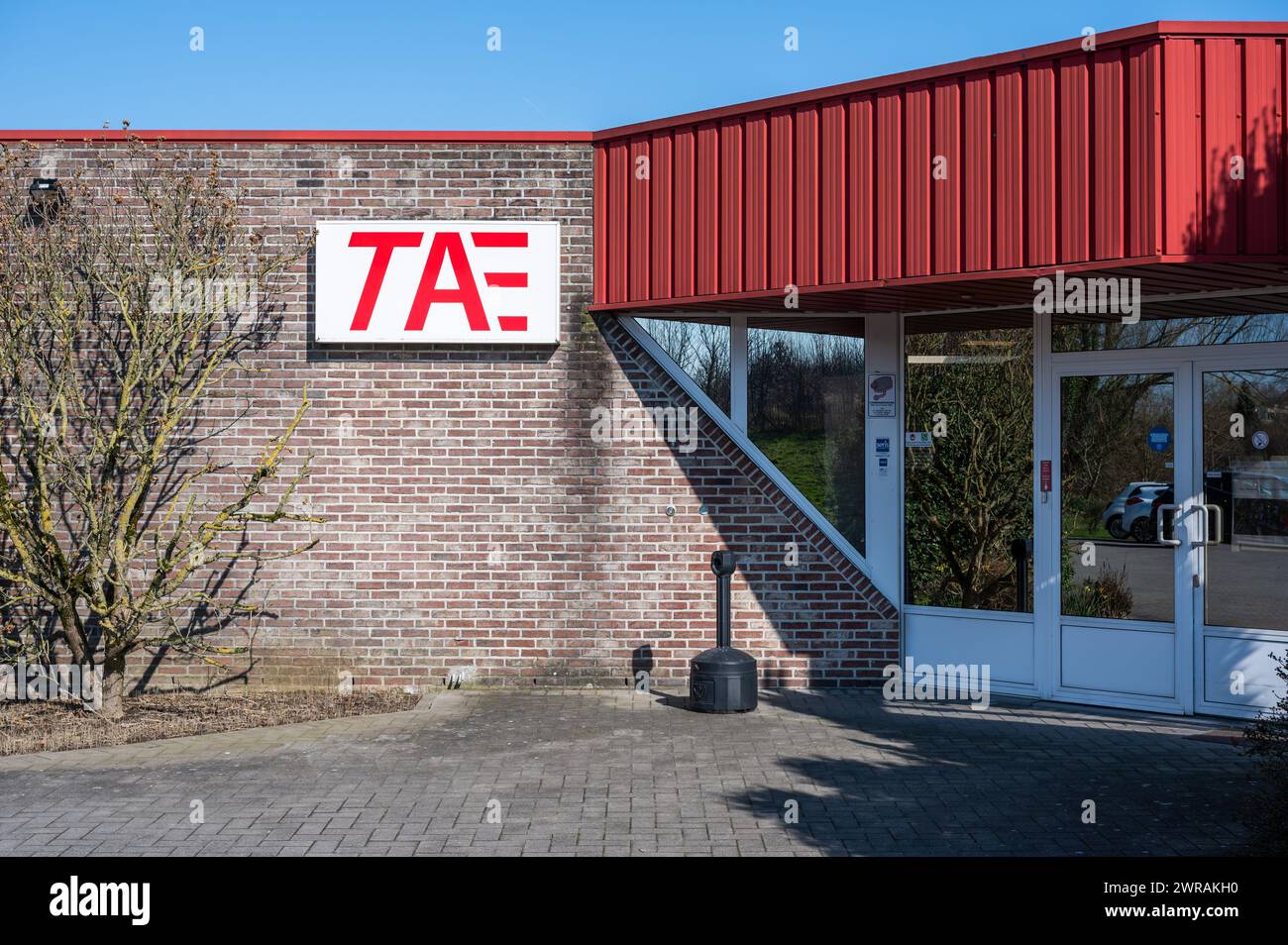 Zellik, Brabant flamand, Belgique 8 mars 2024 - façade de la société TAE une entreprise technologique de l'industrie automobile Banque D'Images