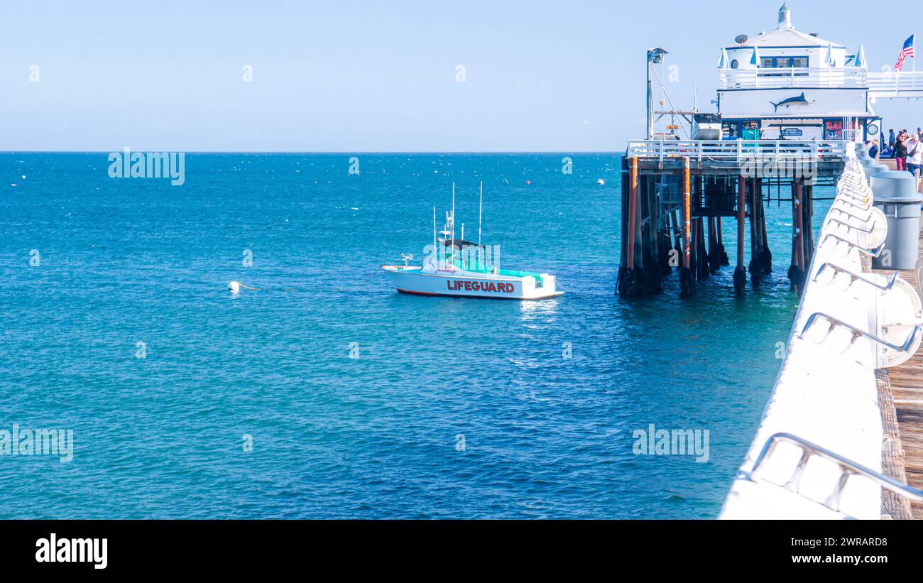 Un bateau de sauveteur a ancré au large de Malibu Pier à Malibu, en Californie Banque D'Images