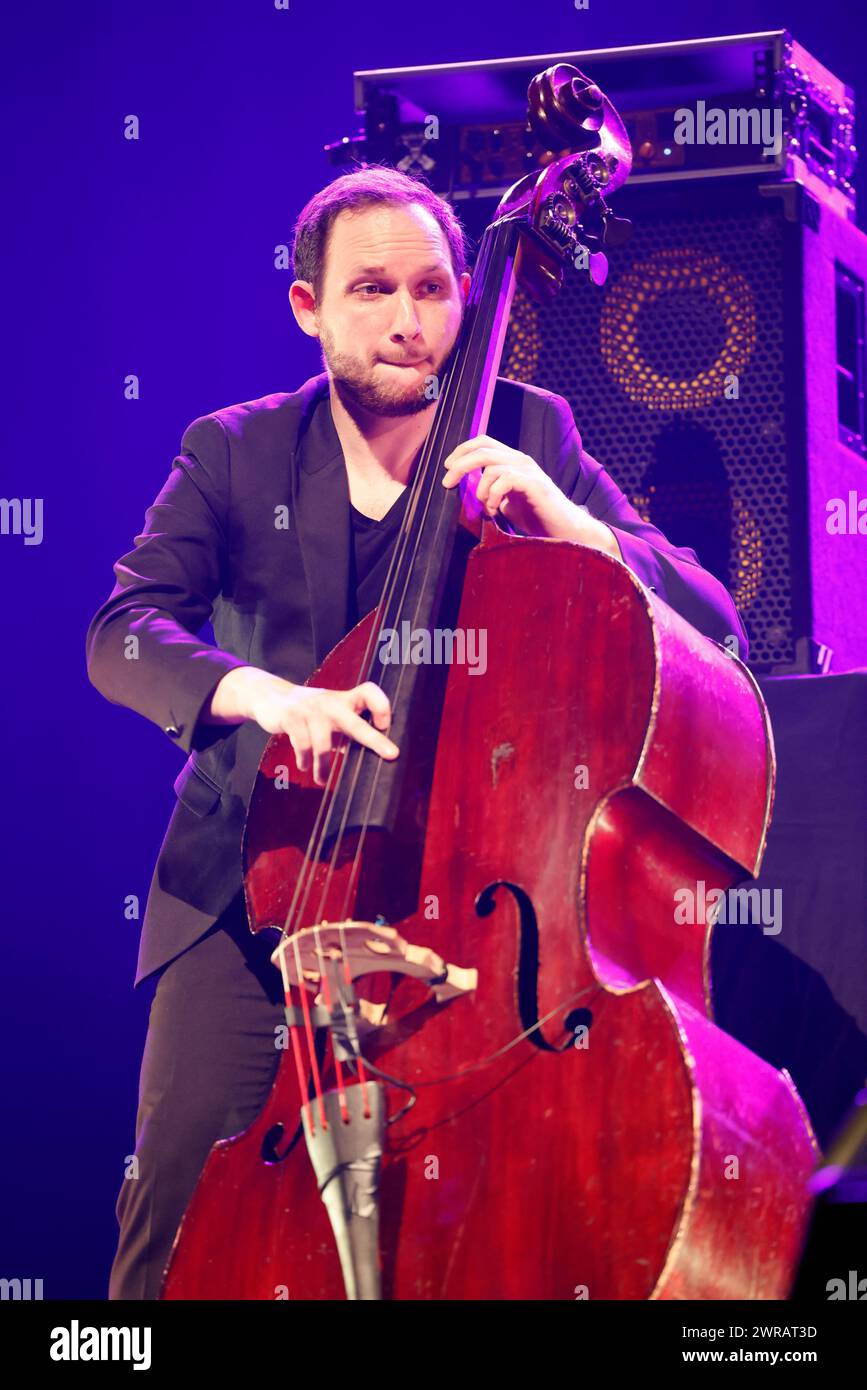 William Brunard contrebassiste de jazz français en concert (avec le guitariste d'origine gitane Biréli Lagrène) lors des éclats d'Email Jazz édition festi Banque D'Images