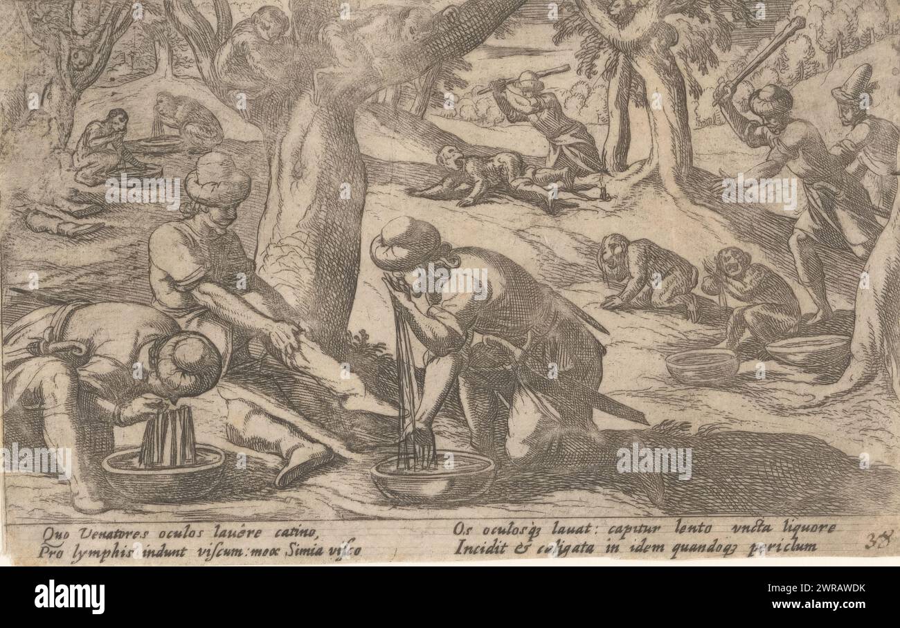 Les chasseurs capturent des singes, diverses scènes de chasse et de bataille (titre de la série), Venationes Ferarum, avium, Piscium Pugnae bestiariorum : et mutuae bestiarum (titre de la série), paysage avec des chasseurs lavant leur visage avec de l'eau. En arrière-plan, les singes essaient d'imiter les chasseurs et de se laver. Cependant, les chasseurs ont mélangé cette eau avec de la chaux ornithologique, ce qui rend les singes aveugles et impuissants après le lavage. Les chasseurs battent les singes impuissants à mort avec des clubs. Texte en latin dans la marge inférieure., imprimeur : Antonio Tempesta, éditeur : Giovanni Domenico de'Rossi Banque D'Images