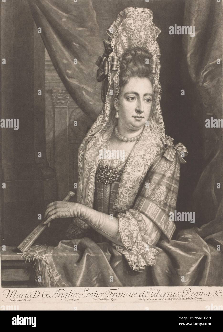 Portrait de Marie II Stuart, reine d'Angleterre, d'Écosse et d'Irlande, portrait en demi-longueur, derrière un rebord de fenêtre avec des rideaux. La reine est habillée d'une 'mantoue' de soie rayée. Elle porte sa coiffure à la fontange et tient un éventail avec une main gantée., imprimeur : John Smith (prentmaker / uitgever), après peinture par : Jan van der Vaart, éditeur : Edward Cooper, éditeur : Londres, Angleterre, 1686 - 1725, papier, hauteur 343 mm × largeur 253 mm, impression Banque D'Images