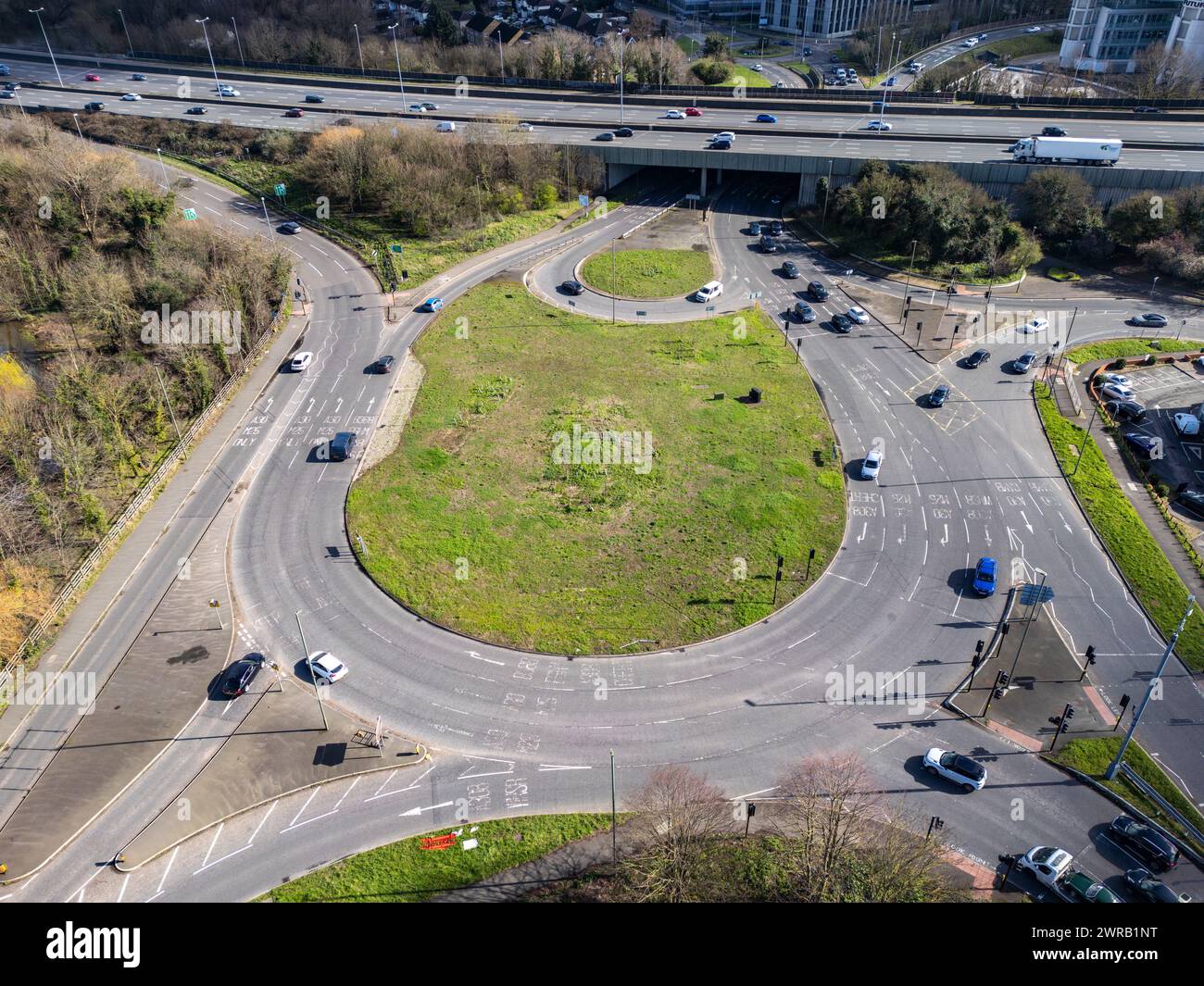 Vue aérienne du rond-point Egham Bypass à Runnymede, Surrey, Angleterre, Royaume-Uni. Banque D'Images