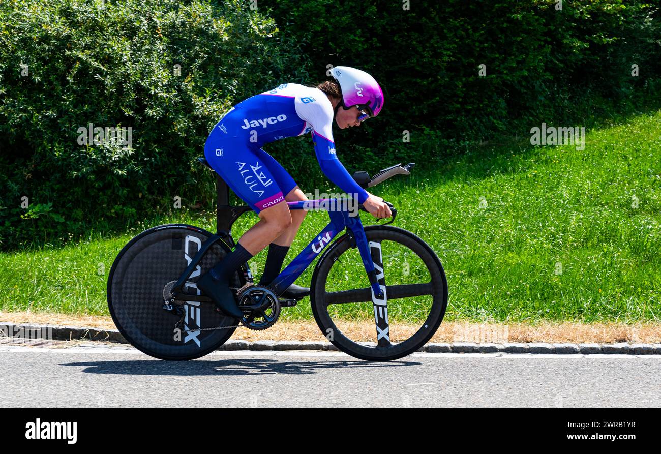 Die australische Radrennfahrerin Ruby Roseman-Gannon vom Team Jayco Alula kämpft sich, während dem Einzelzeitfahren der 2. Etappe der Tour de Suisse d Banque D'Images