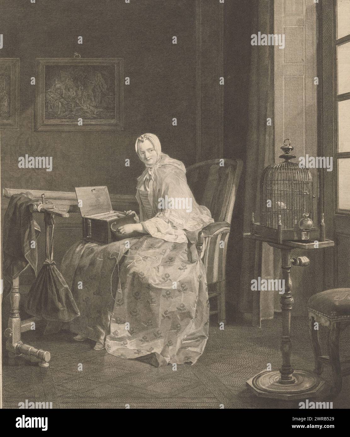 Femme dans un intérieur avec un orgue à baril, intérieur avec une femme assise sur une chaise, regardant un oiseau dans une cage, jouant d'un orgue à baril., imprimeur : Laurent Cars, après peinture par : Jean Baptiste Siméon Chardin, éditeur : Laurent Cars, imprimeur : France, éditeur : Paris, c. 1753, papier, gravure, gravure, hauteur 496 mm × largeur 372 mm, impression Banque D'Images