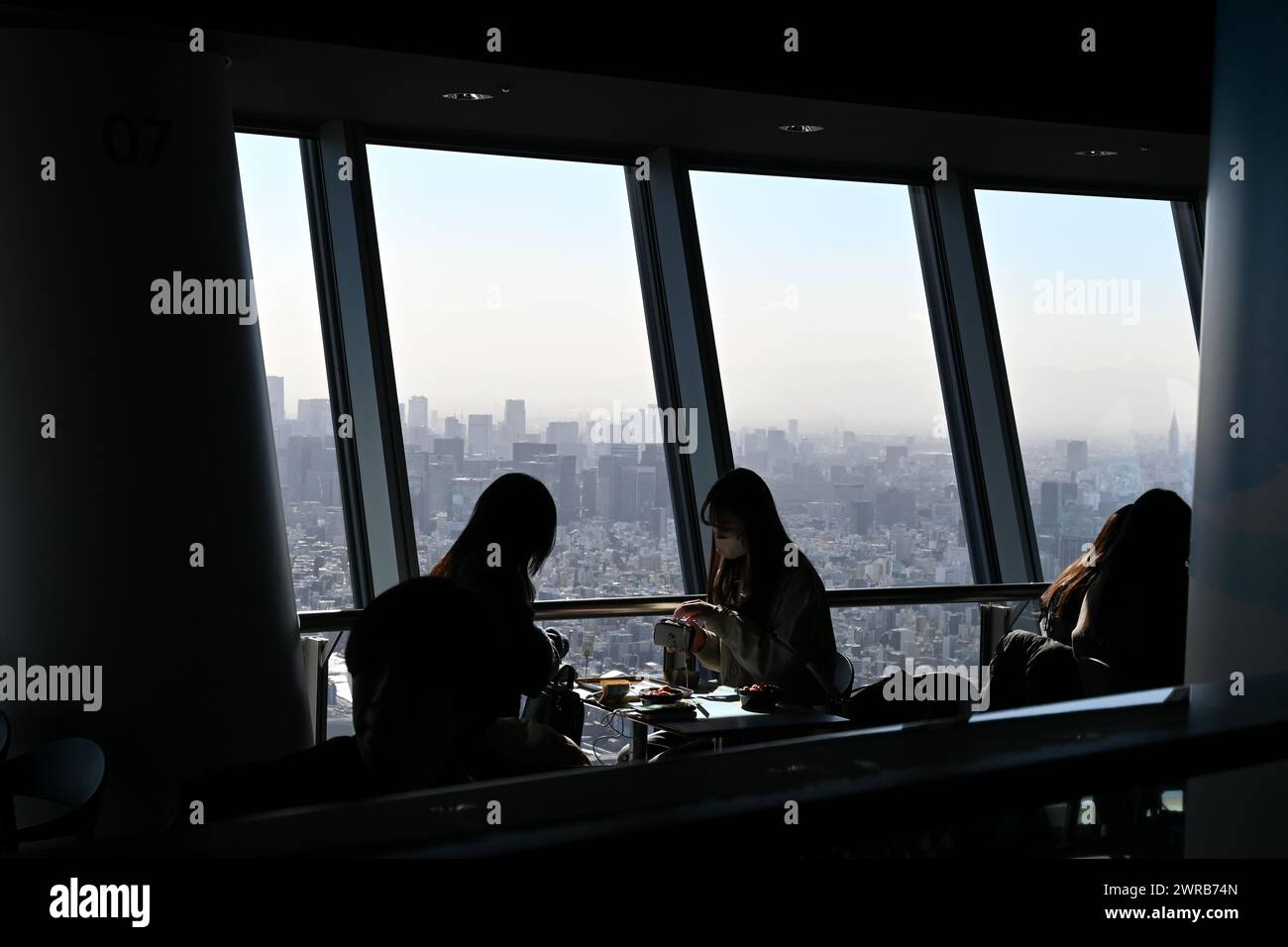 Tokyo Skytree Cafe (étage 340 tembo Deck) – Sumida City, Tokyo, Japon – 27 février 2024 Banque D'Images