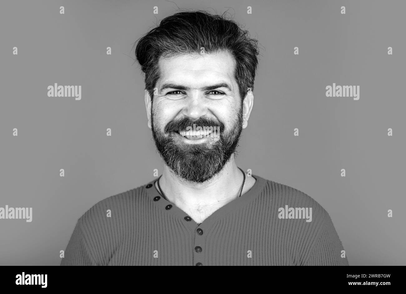 Homme barbu avec une longue barbe et une moustache en barbershop. Banque D'Images